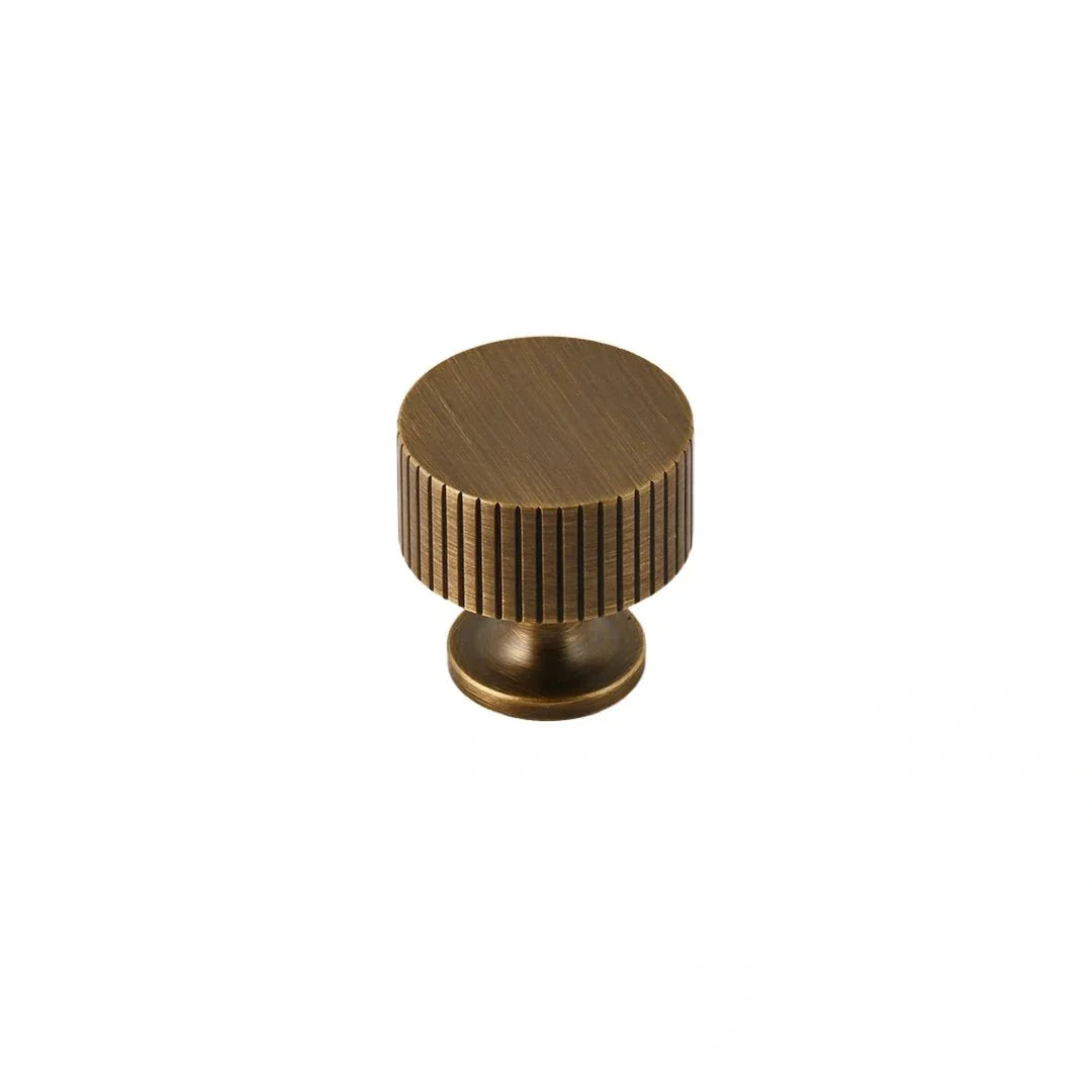 The Mantara B-0051 Oro Knob is a modern brass knob in polished gold and bronze, perfect for doors, drawers, and cabinets.
