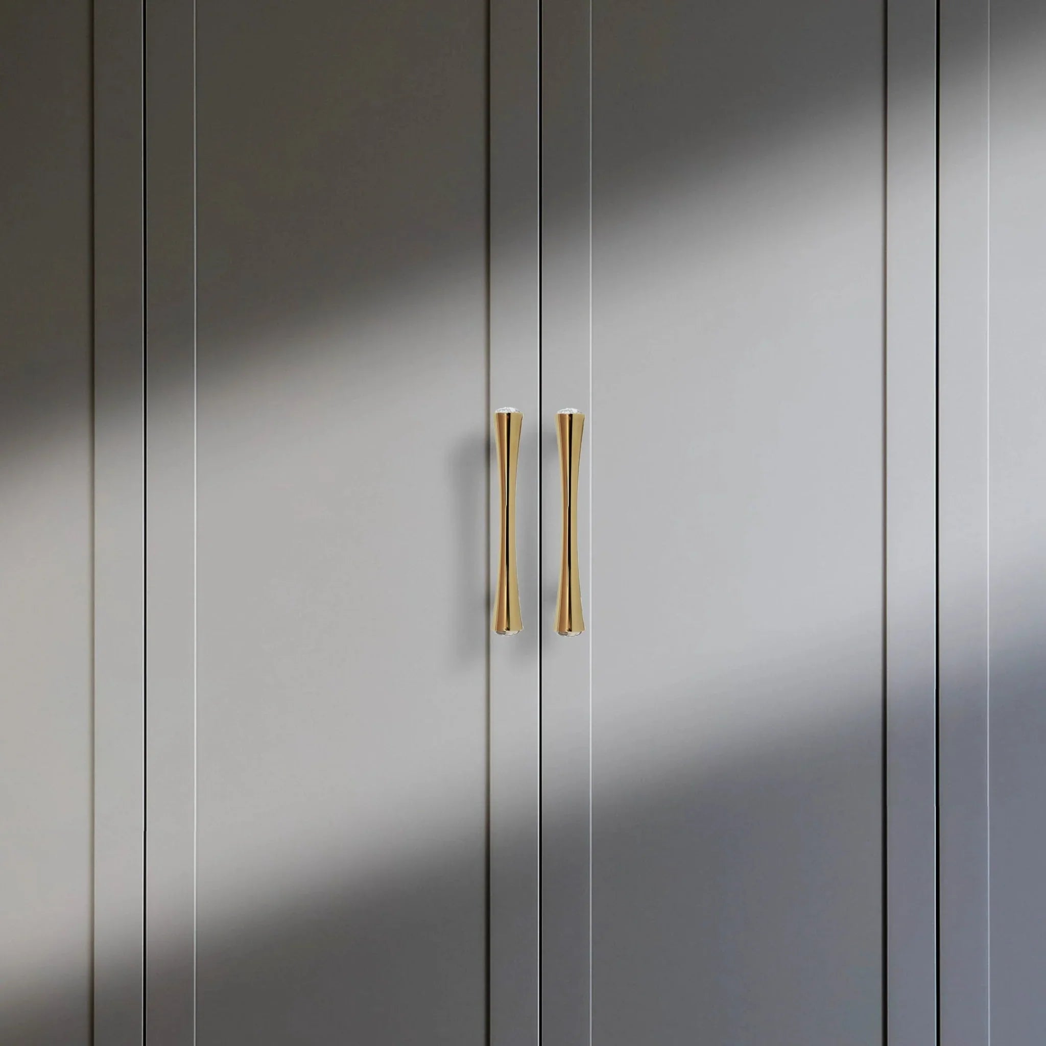 Mantara Palazzo Handle M-0014 is a modern marble & brass handle in gold+white, ideal for kitchen & dresser drawers.