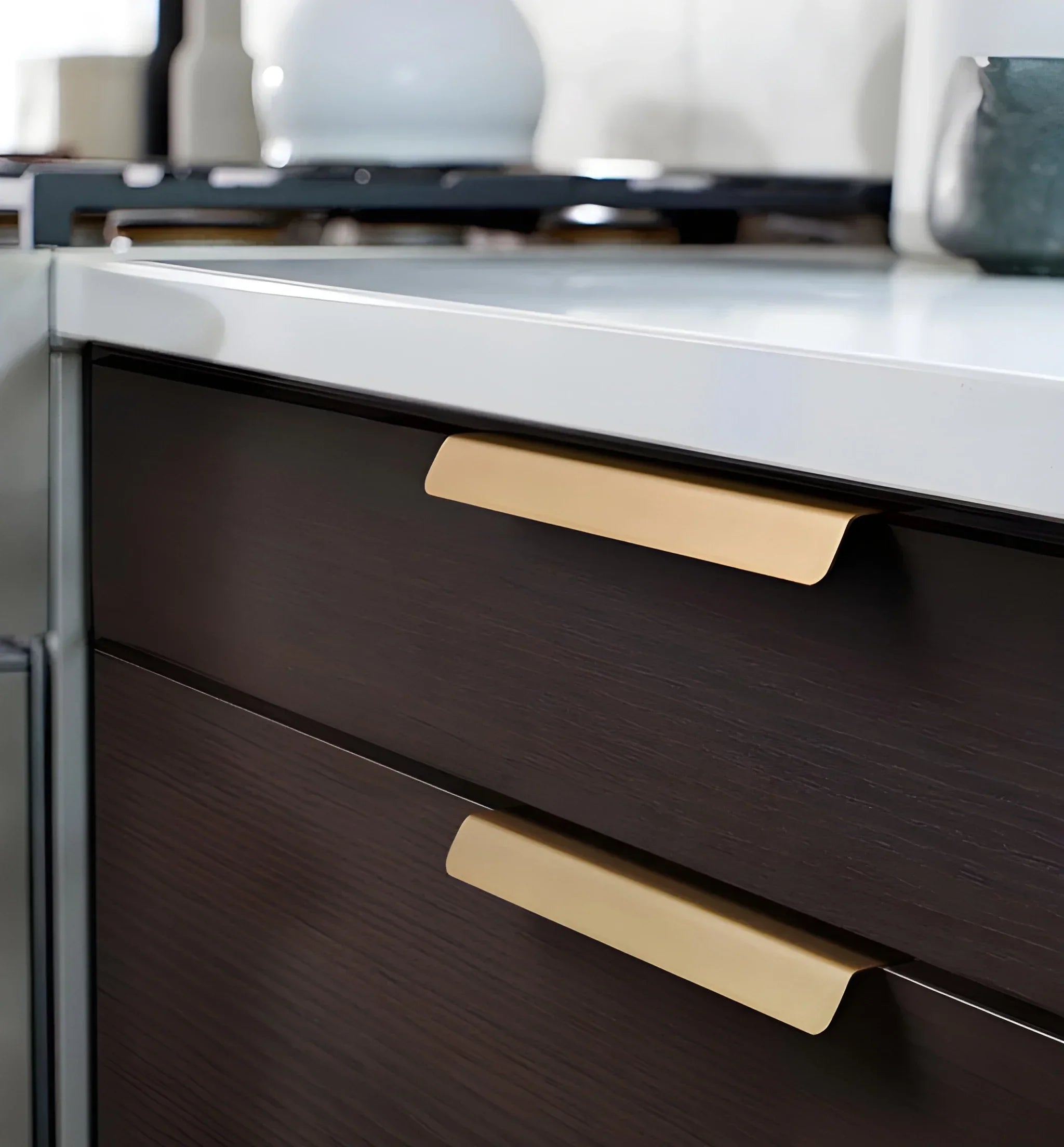 The Mantara B-0050 Panel Handle is a modern polished brass handle in gold, perfect for kitchens, drawers, and bedrooms.