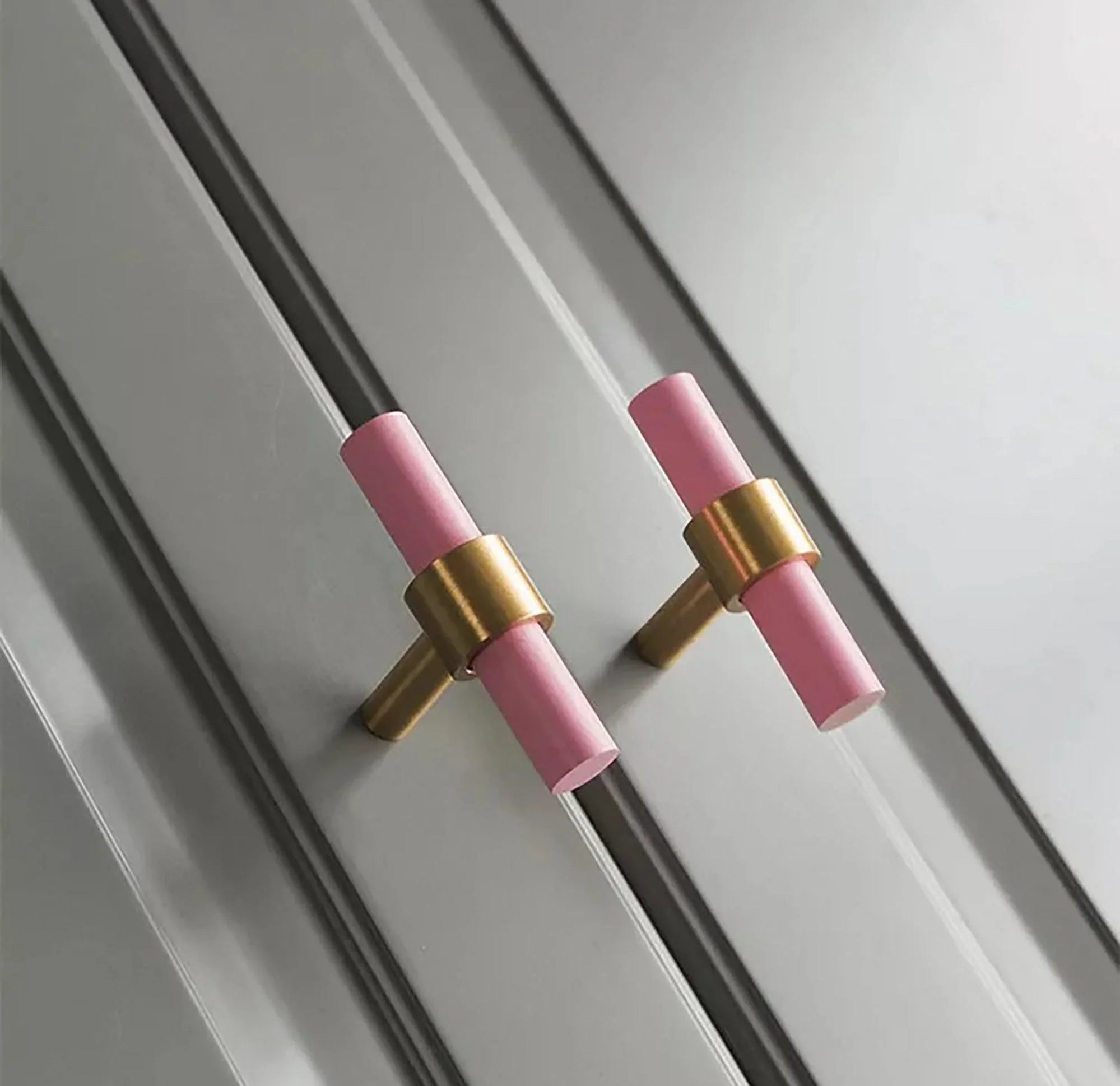 Mantara Pastel T Bar Handle W-0005 is a modern brass & beech handle in pink, ideal for drawers & cupboards.