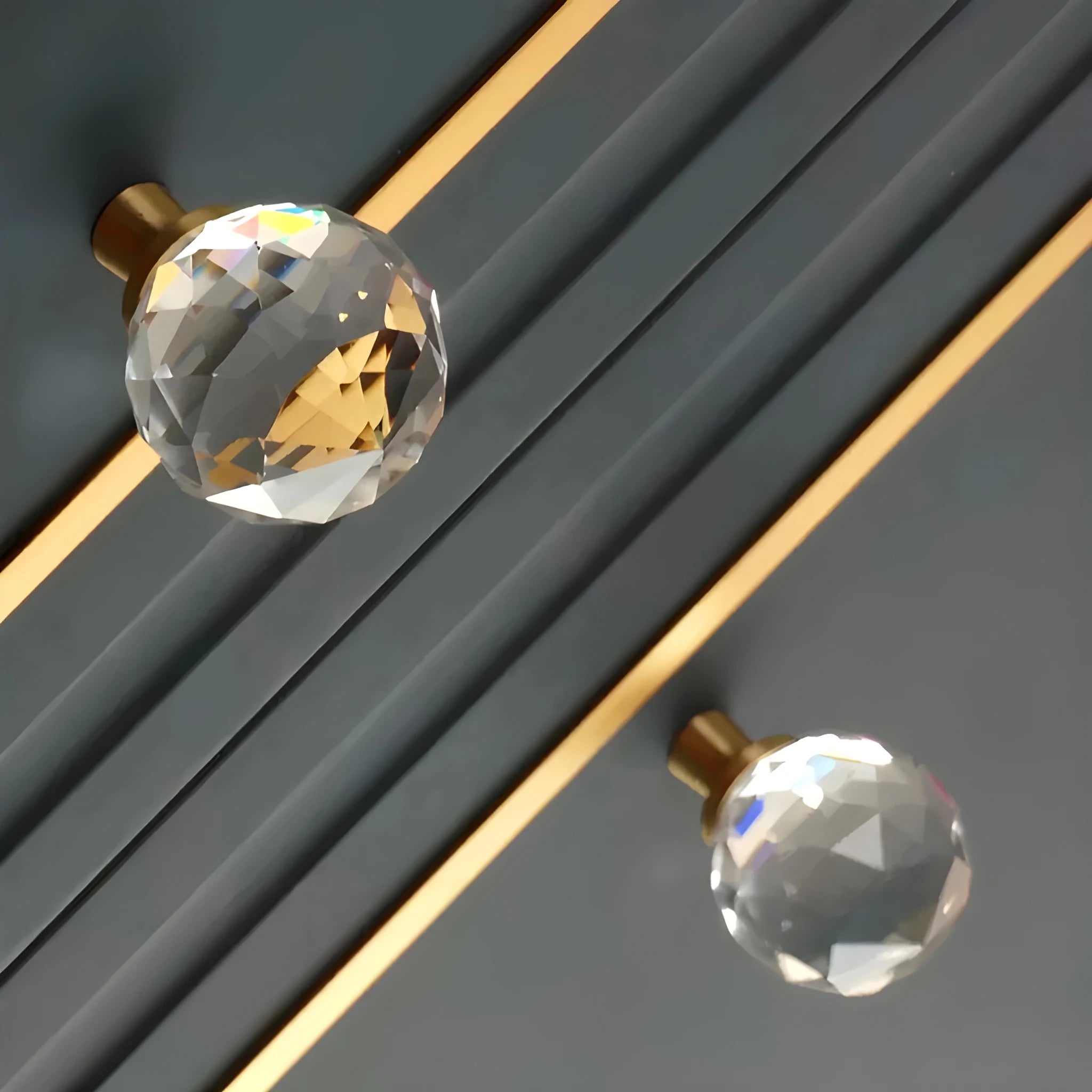 The Mantara C-0016 Quartz Handle is a modern crystal knob in white with polished brass, ideal for wardrobes, cabinets, and kitchens.