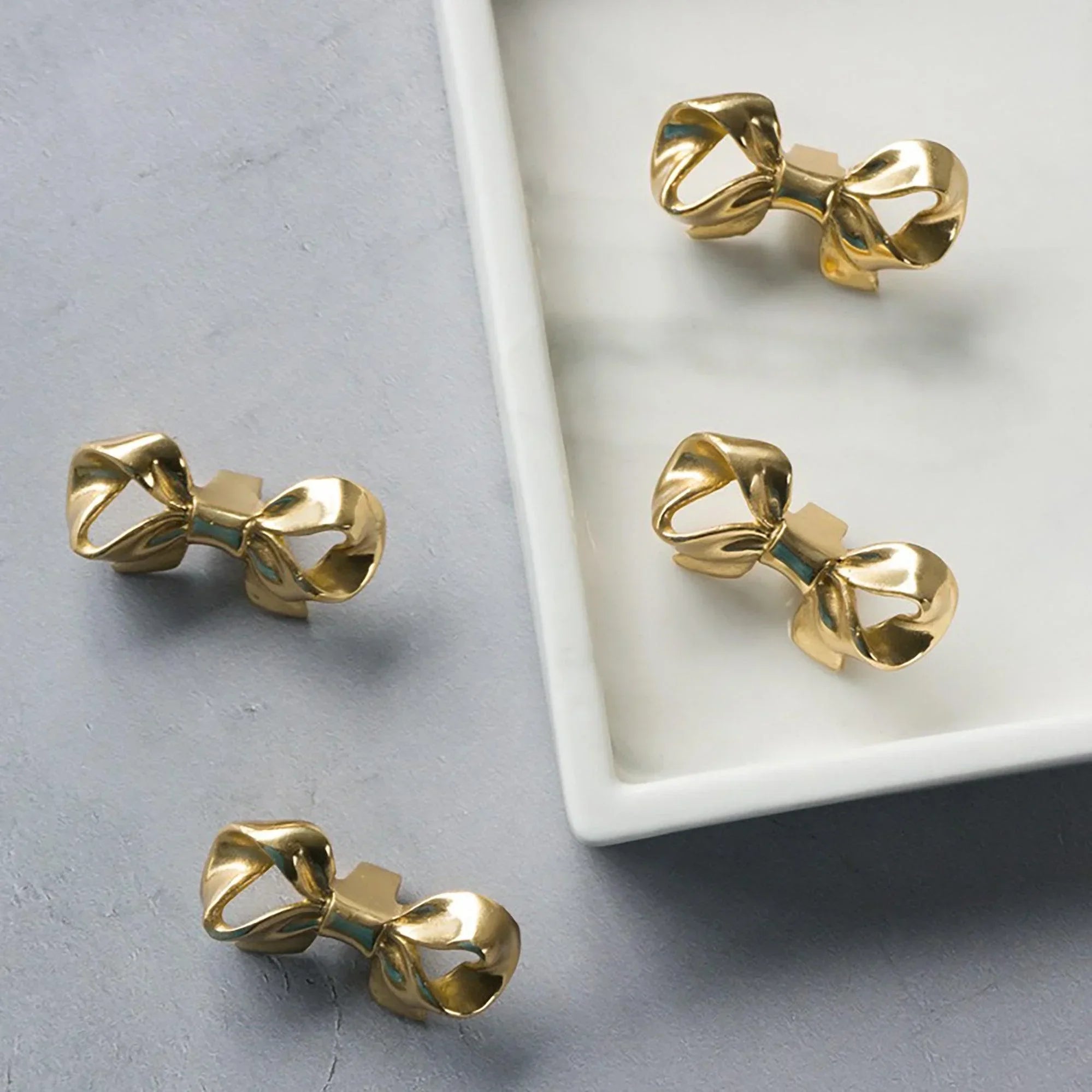 The Mantara B-0020 Ribbon Knob is a modern polished brass knob in gold, perfect for wardrobes, kitchens, drawers, and cabinets.