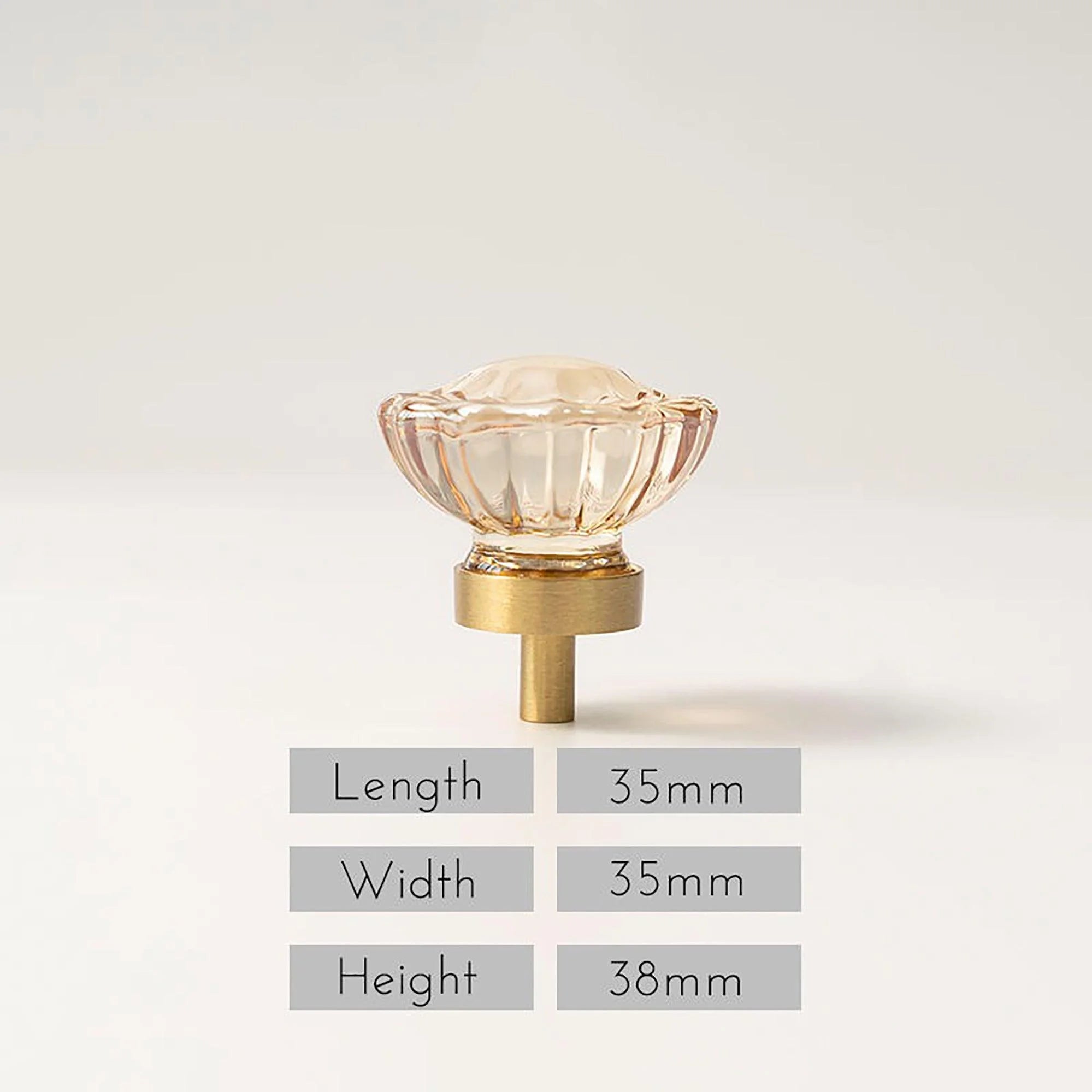 The Mantara C-0018 Ripple Knob is a modern crystal and brass knob in champagne finishes, ideal for kitchens and cabinets.