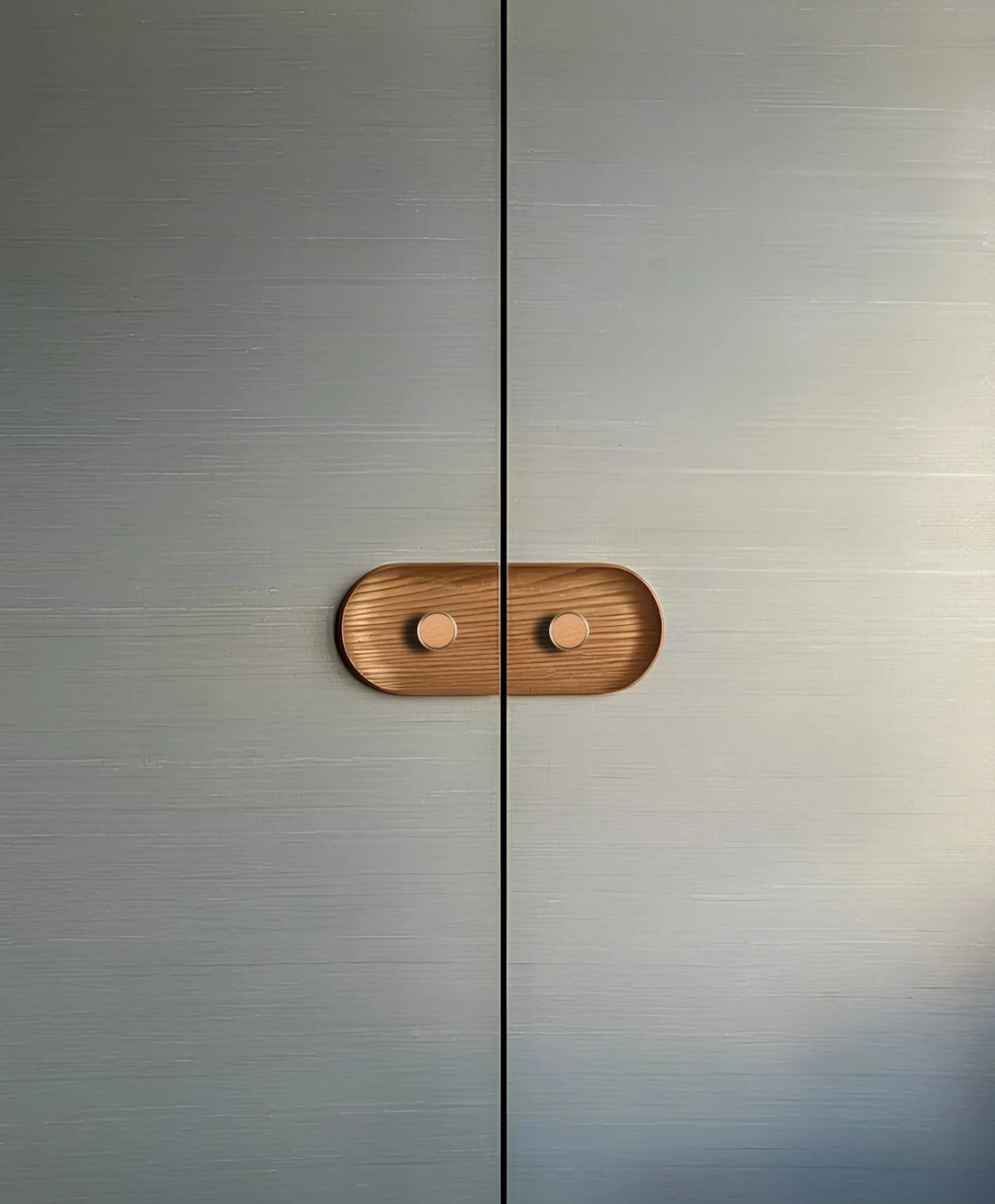 Mantara Rohin Knob W-0050 is a modern beige wood and brass knob, ideal for kitchen drawers, dresser drawers.