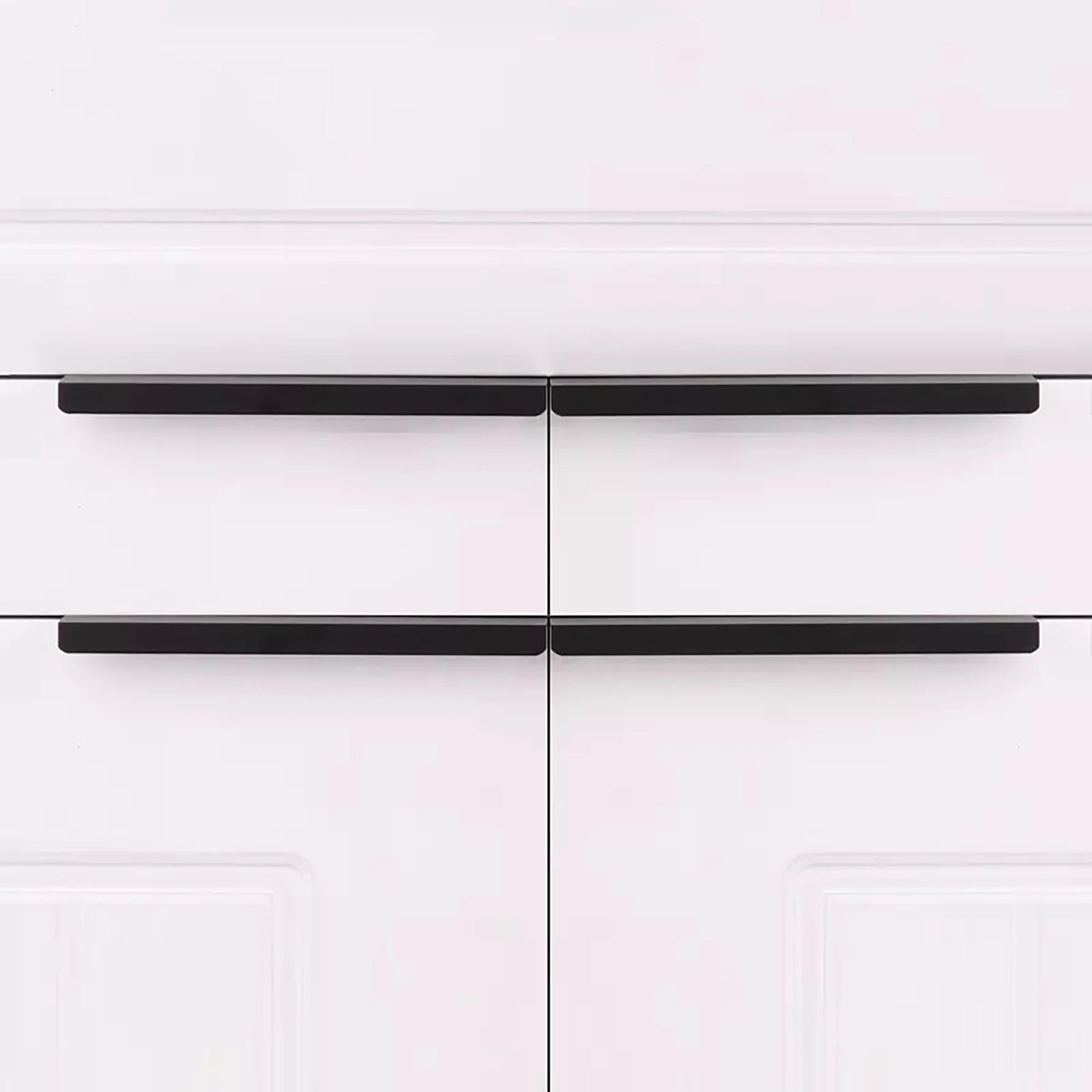 The Mantara AL-0004 Shingle Handle is a modern black aluminum alloy handle with a matte finish, ideal for wardrobes and kitchens.