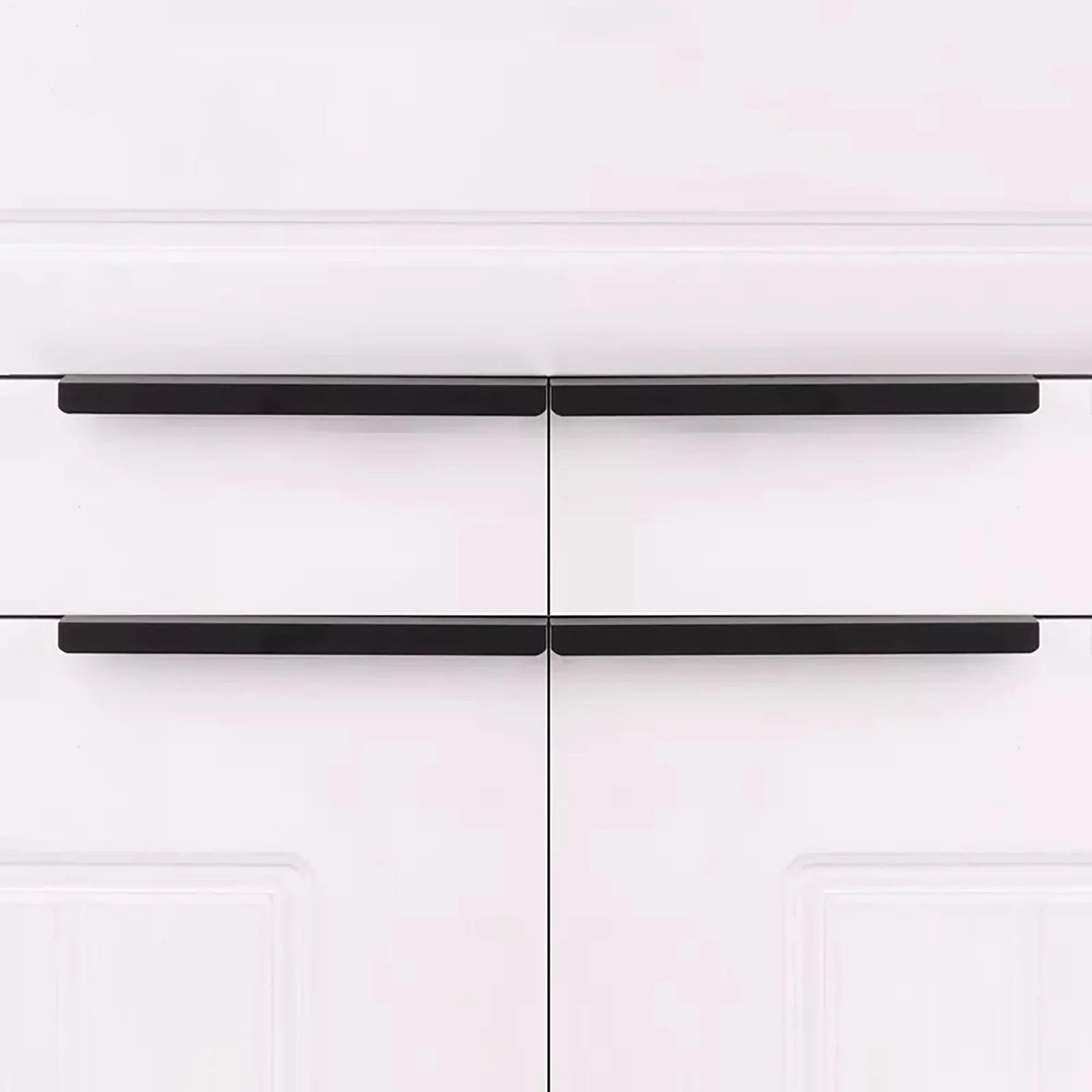 The Mantara AL-0004 Shingle Handle is a modern black aluminum alloy handle with a matte finish, ideal for wardrobes and kitchens.