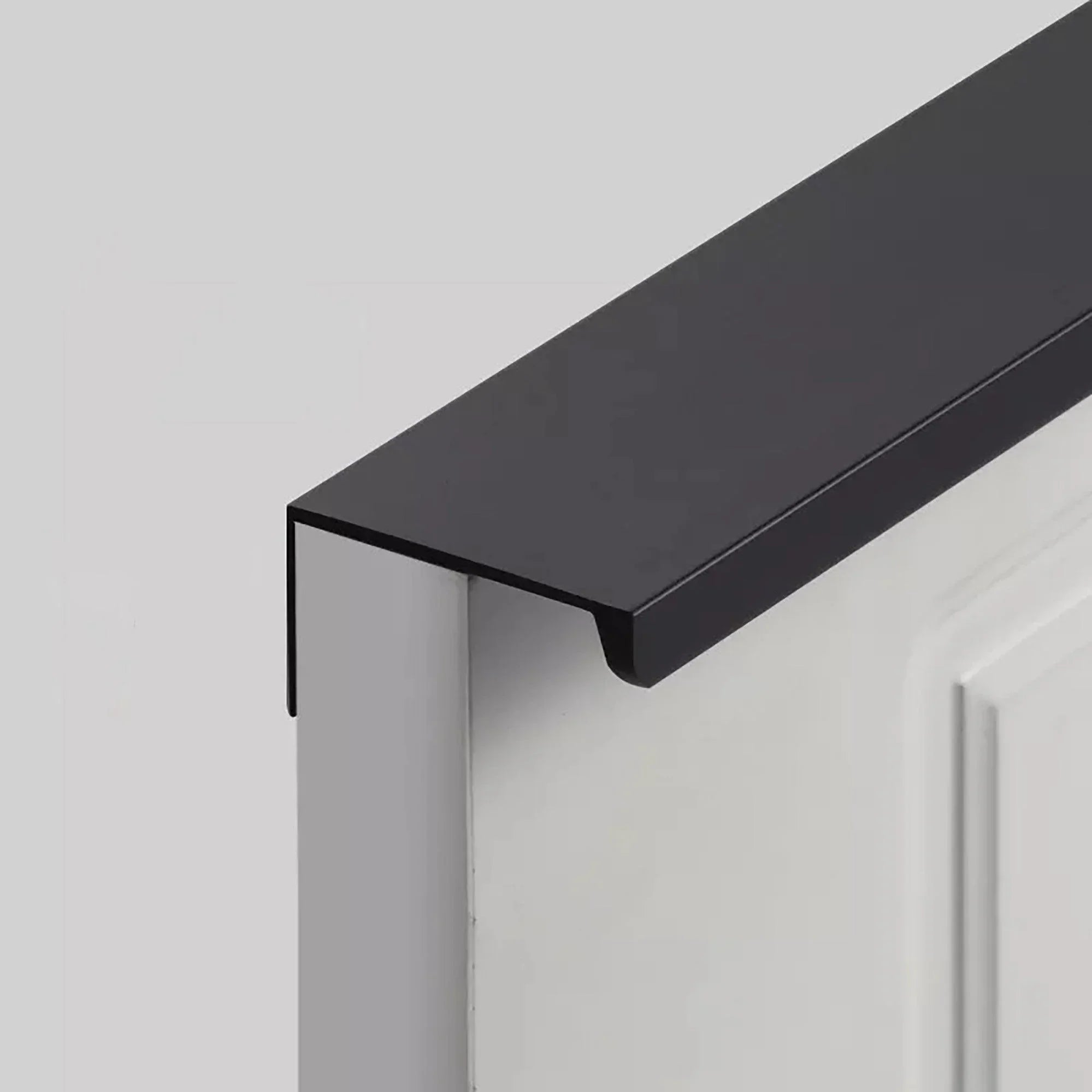 The Mantara AL-0004 Shingle Handle is a modern black aluminum alloy handle with a matte finish, ideal for wardrobes and kitchens.