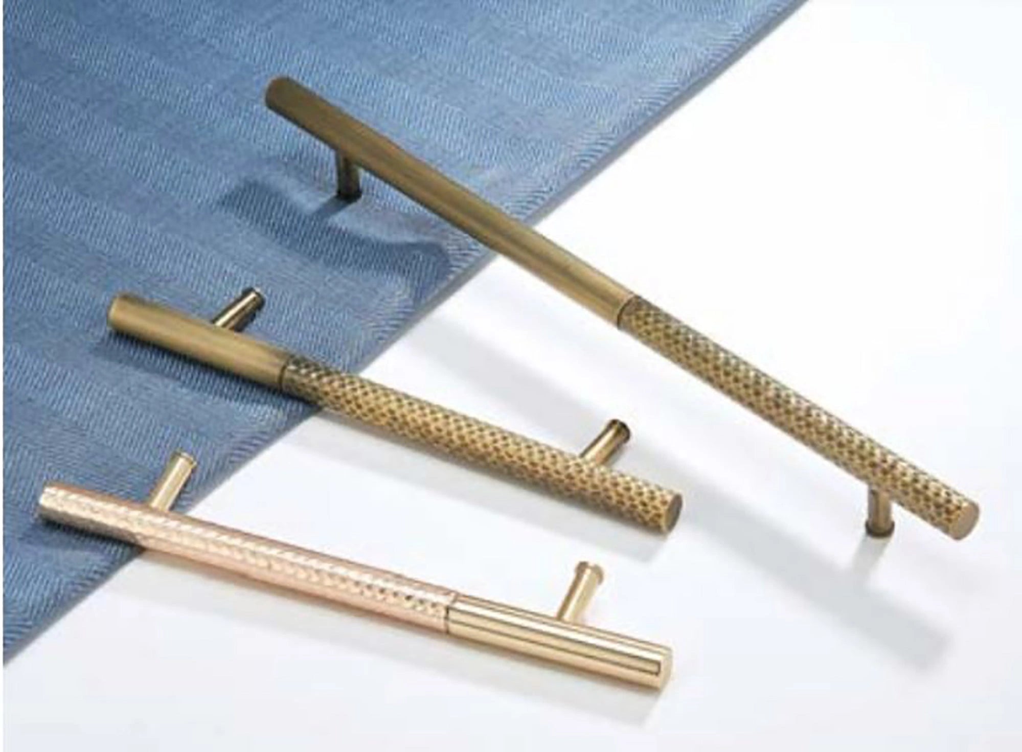 Mantara Soleil Handle Z-0021 is a modern zinc alloy handle in brushed rose gold finish, ideal for kitchen drawers, dresser drawers.