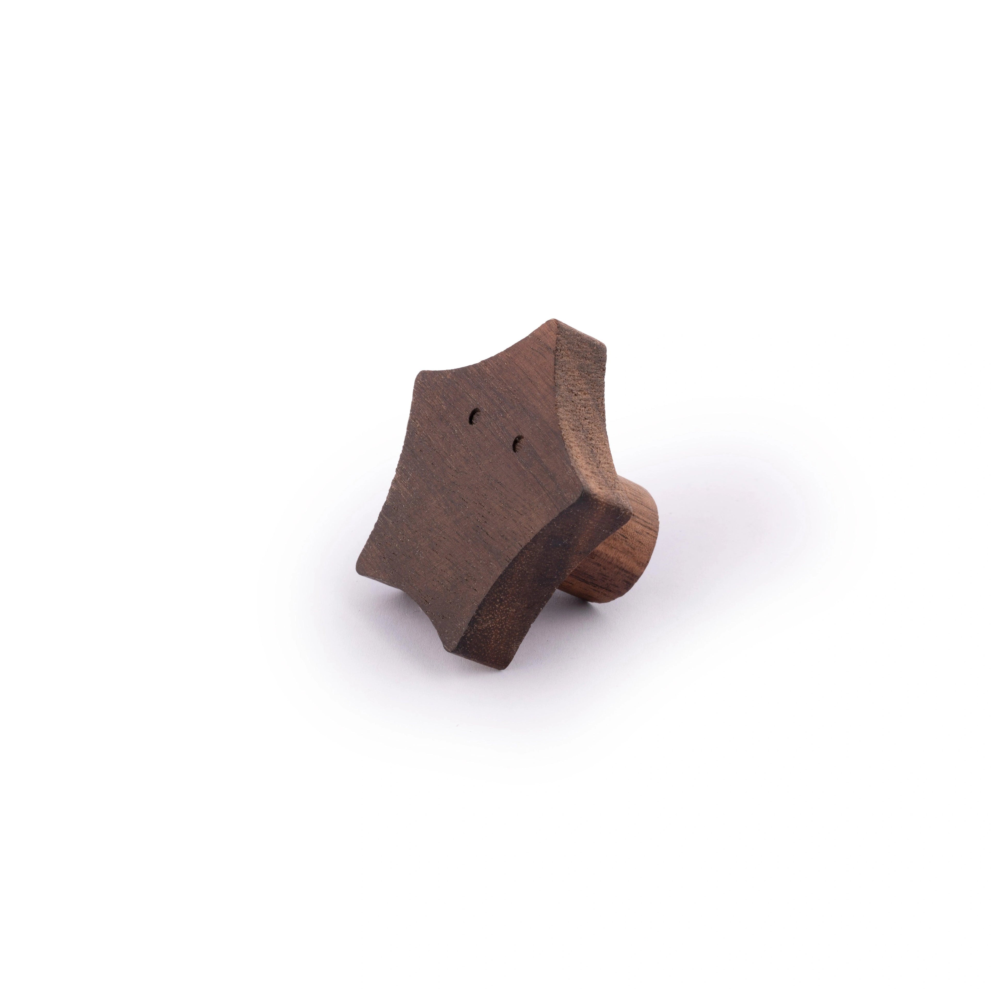 Mantara Starfish Hook W-0024 is a modern walnut wooden knob, ideal for kids’ rooms, drawers, and wardrobes.