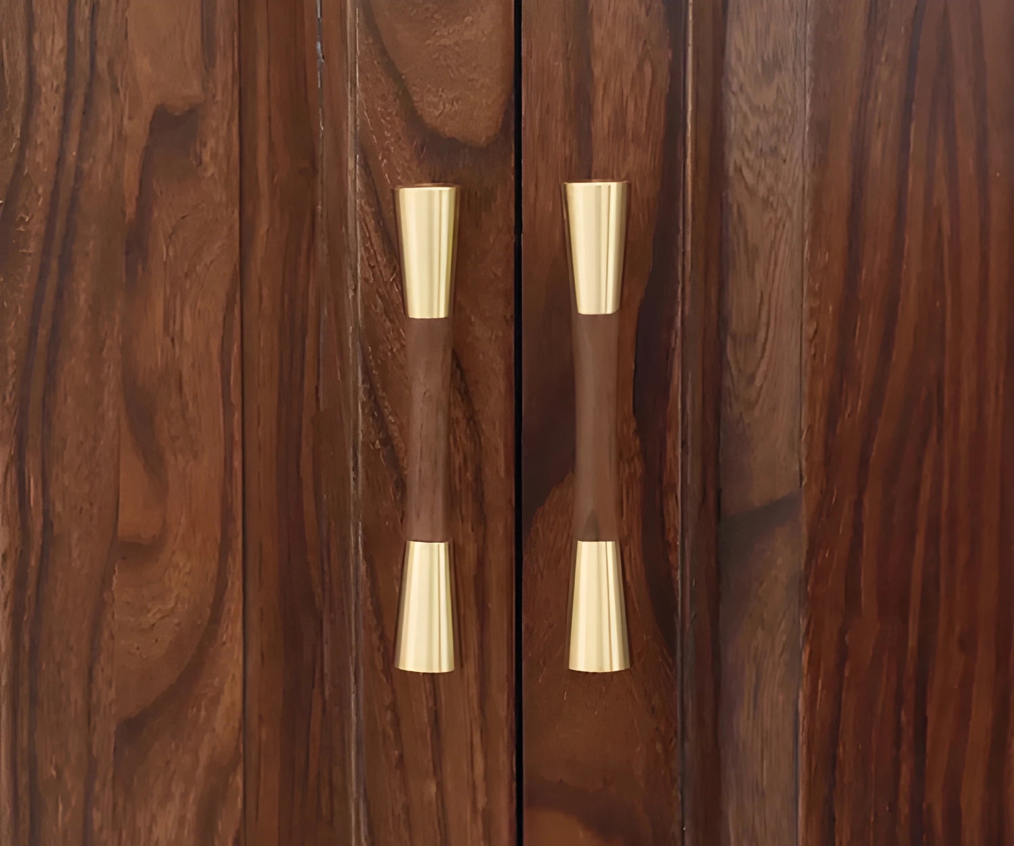 Mantara Sylvia Handle W-0014 is a modern brass & wood handle in brown+gold,ideal for wardrobes & drawers.