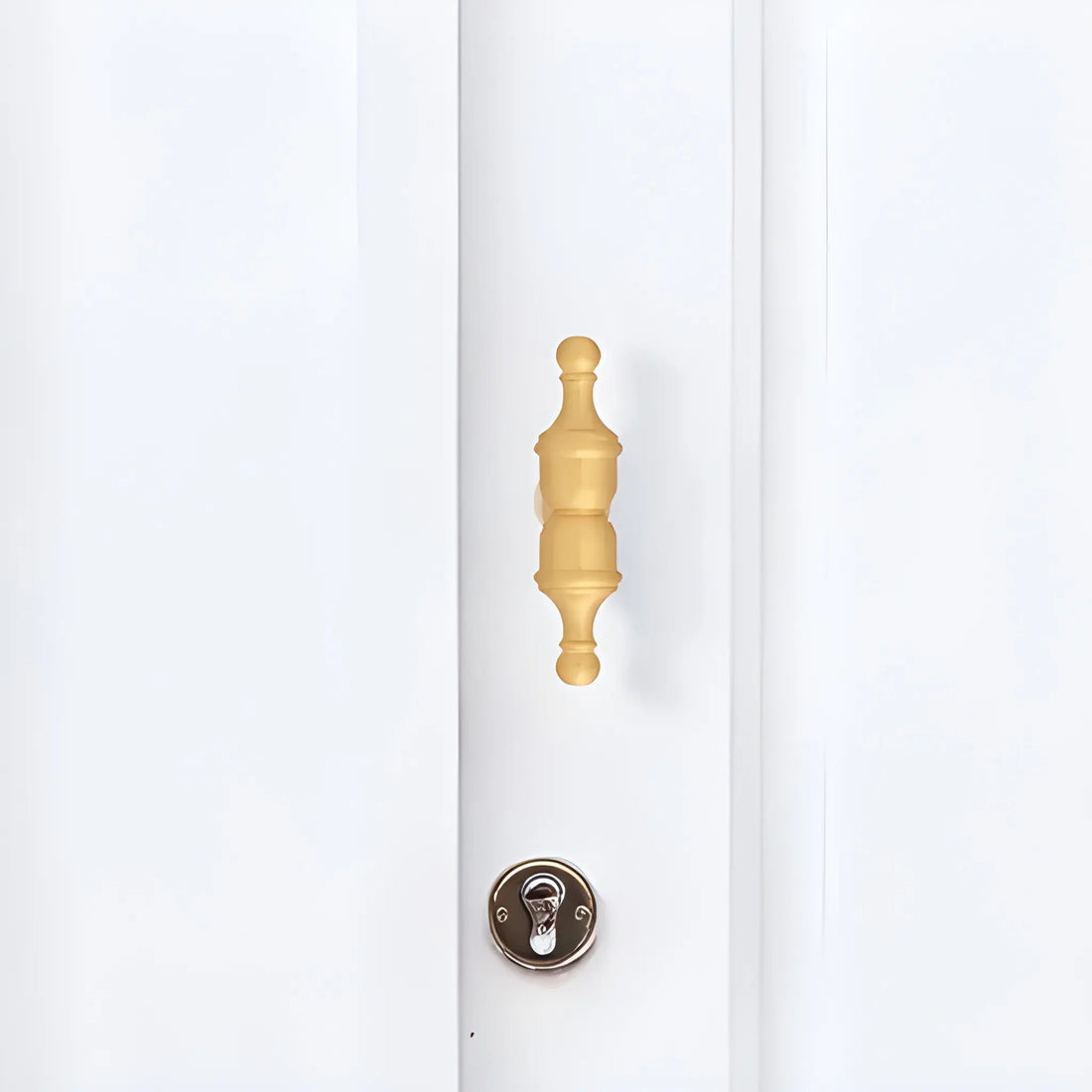 The Mantara B-0129 Thara Handle is a modern brass handle in bronze and gold, ideal for drawers, cabinets, and kitchen furniture.
