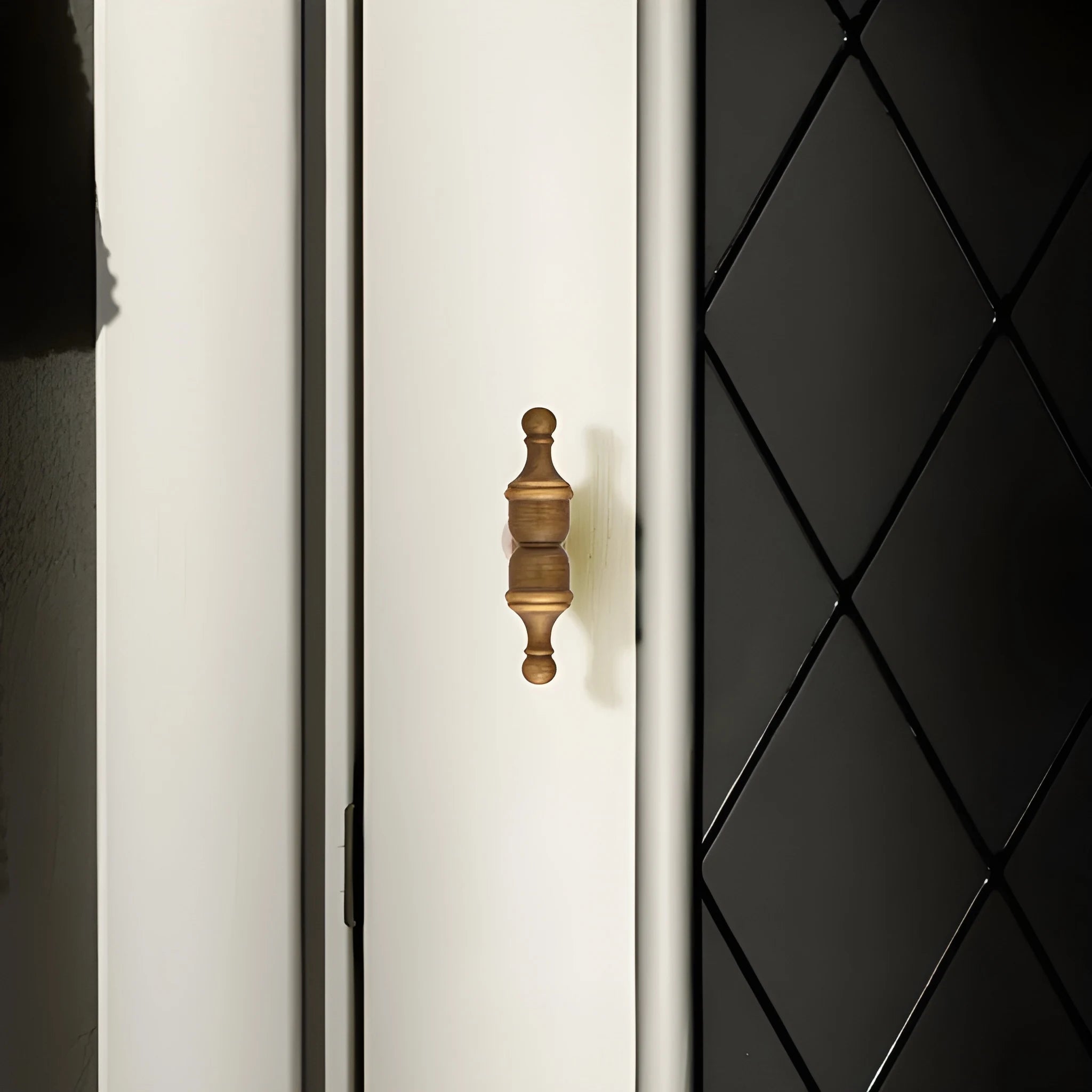 The Mantara B-0129 Thara Handle is a modern brass handle in bronze and gold, ideal for drawers, cabinets, and kitchen furniture.