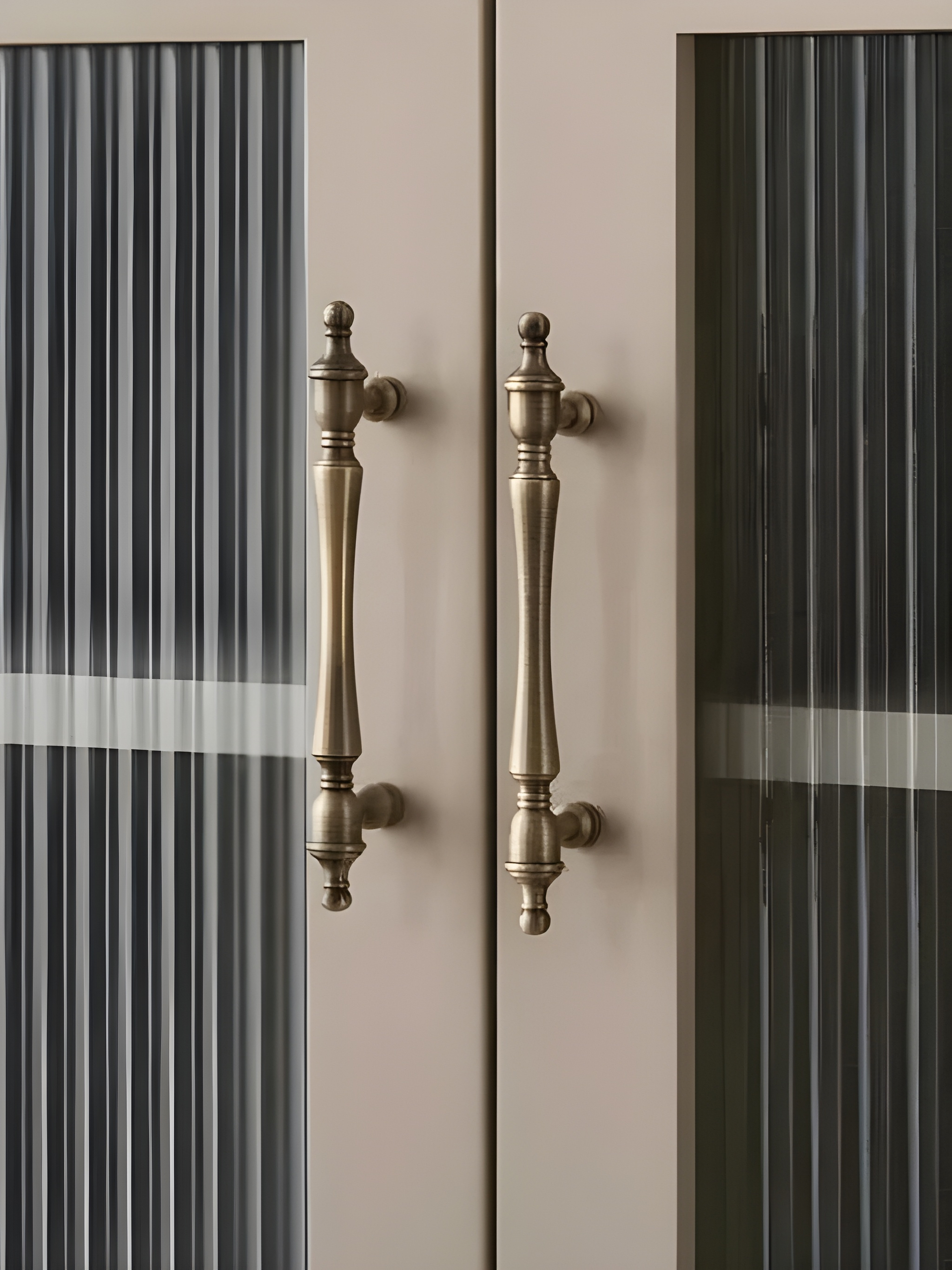 The Mantara B-0129 Thara Handle is a modern brass handle in bronze and gold, ideal for drawers, cabinets, and kitchen furniture.