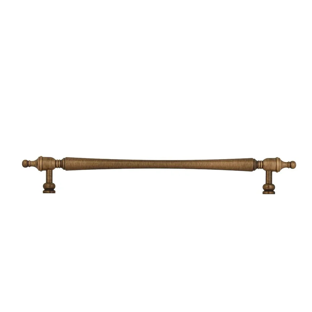 The Mantara B-0129 Thara Handle is a modern brass handle in bronze and gold, ideal for drawers, cabinets, and kitchen furniture.