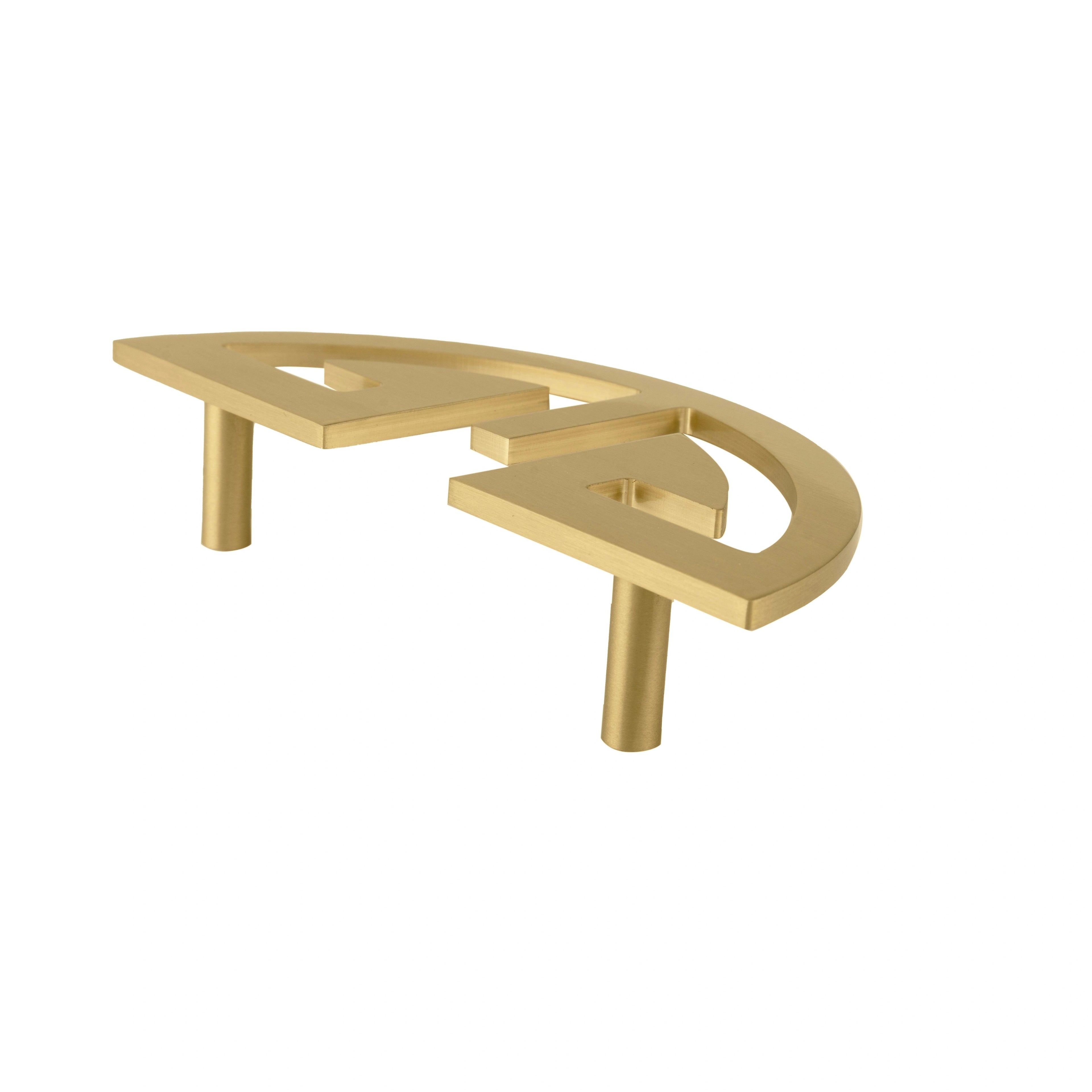 The Mantara B-0026 Toltec Handle is a modern brushed brass handle in gold, perfect for doors, wardrobes, furniture, and drawers.