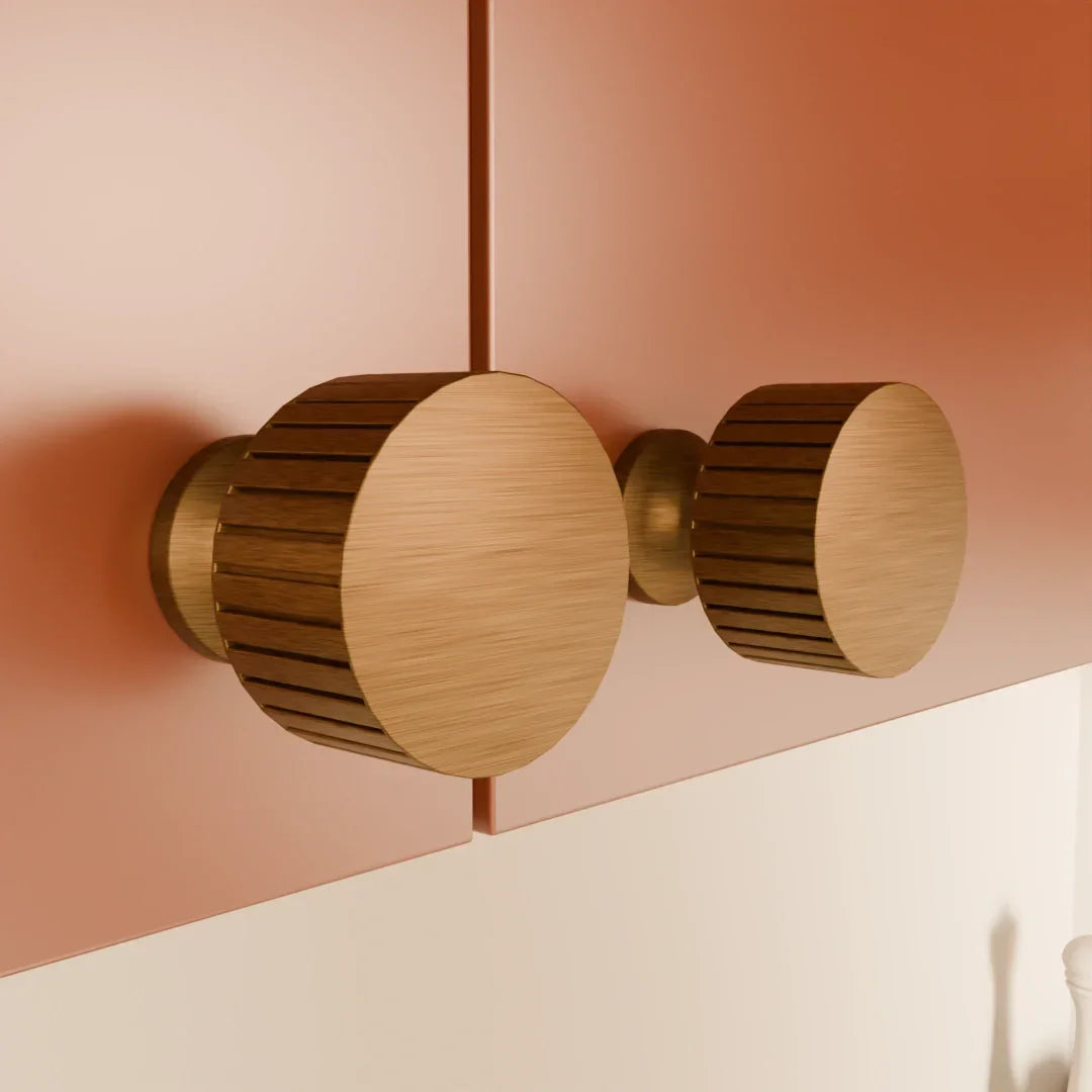 The Mantara B-0051 Oro Knob is a modern brass knob in polished bronze, perfect for doors, drawers, and cabinets.