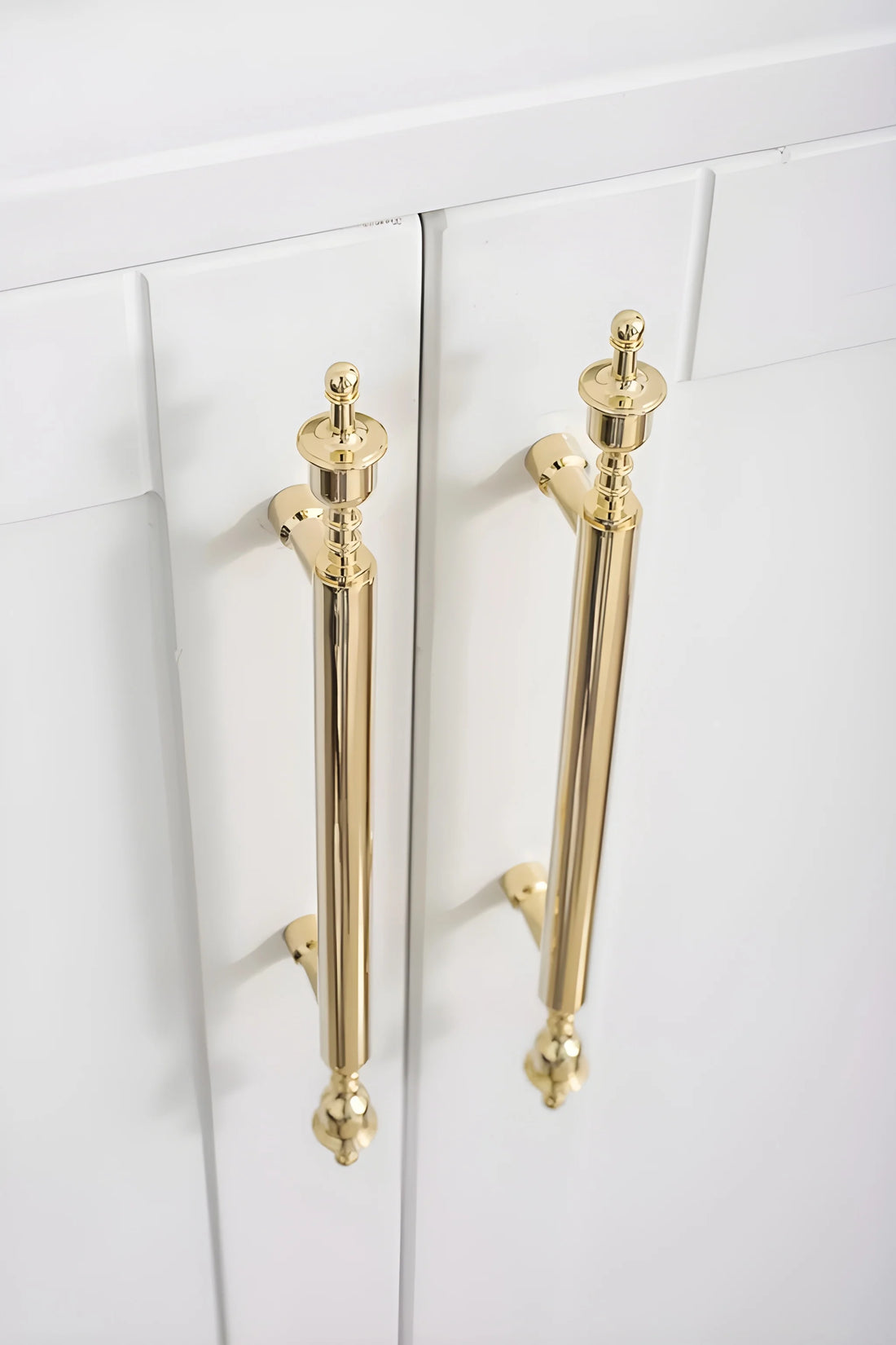 Victoria Handle B-0070 polished brass furniture handle, sizes 172mm 203mm 235mm 332mm 432mm, gold and silver, ideal for doors, cabinets & wardrobes by Mantara