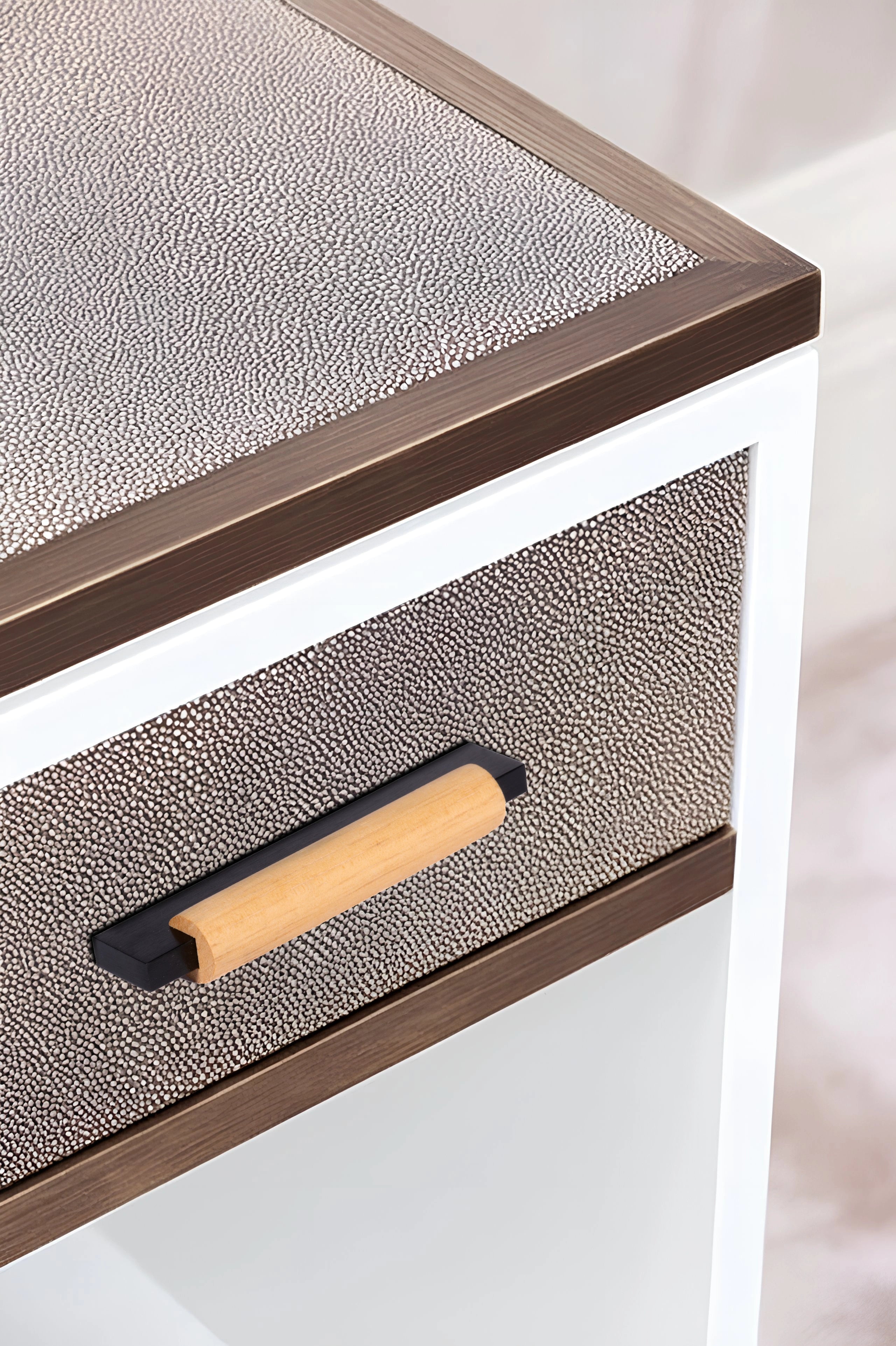 Mantara Oakley Handle W-0033 is a modern zinc alloy and beech wood handle in black, ideal for kitchen and dresser drawers.
