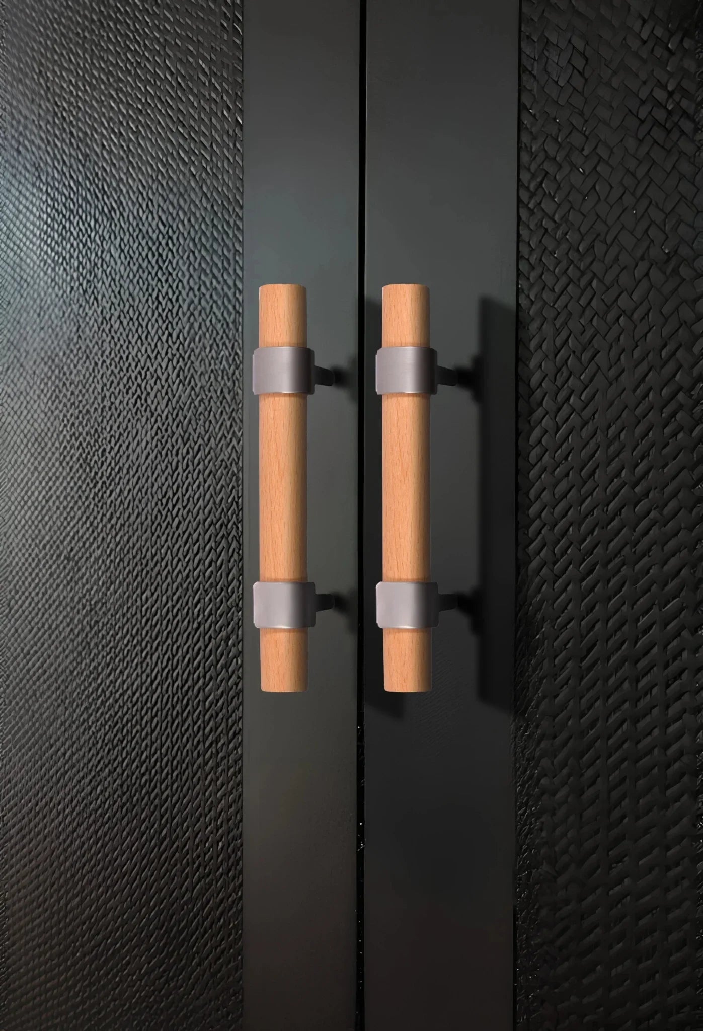 Mantara Walden Handle W-0035 is a modern zinc alloy and beech wood handle in silver ideal for kitchen and dresser drawers.