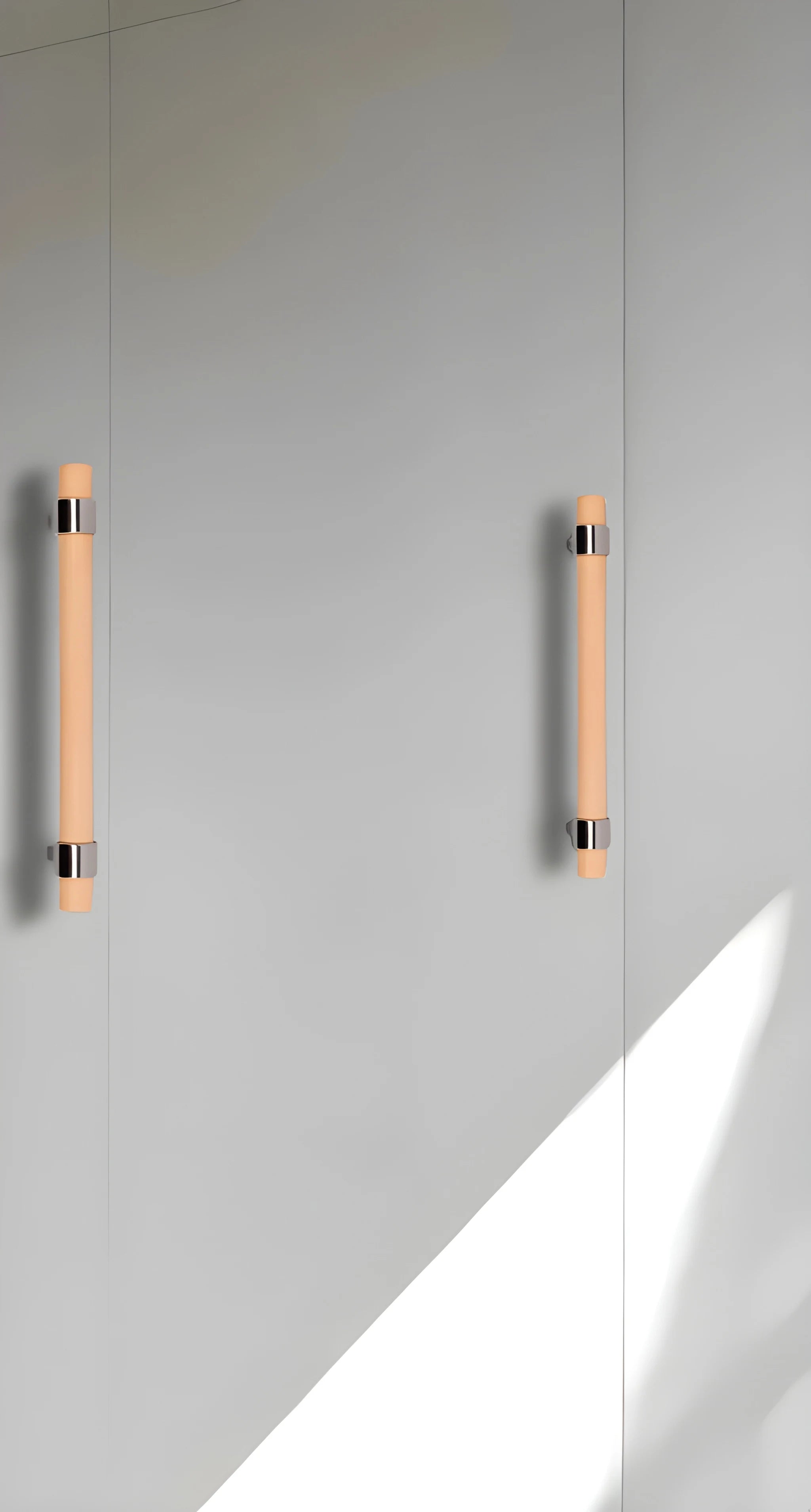 Mantara Walden Handle W-0035 is a modern zinc alloy and beech wood handle in silver ideal for kitchen and dresser drawers.