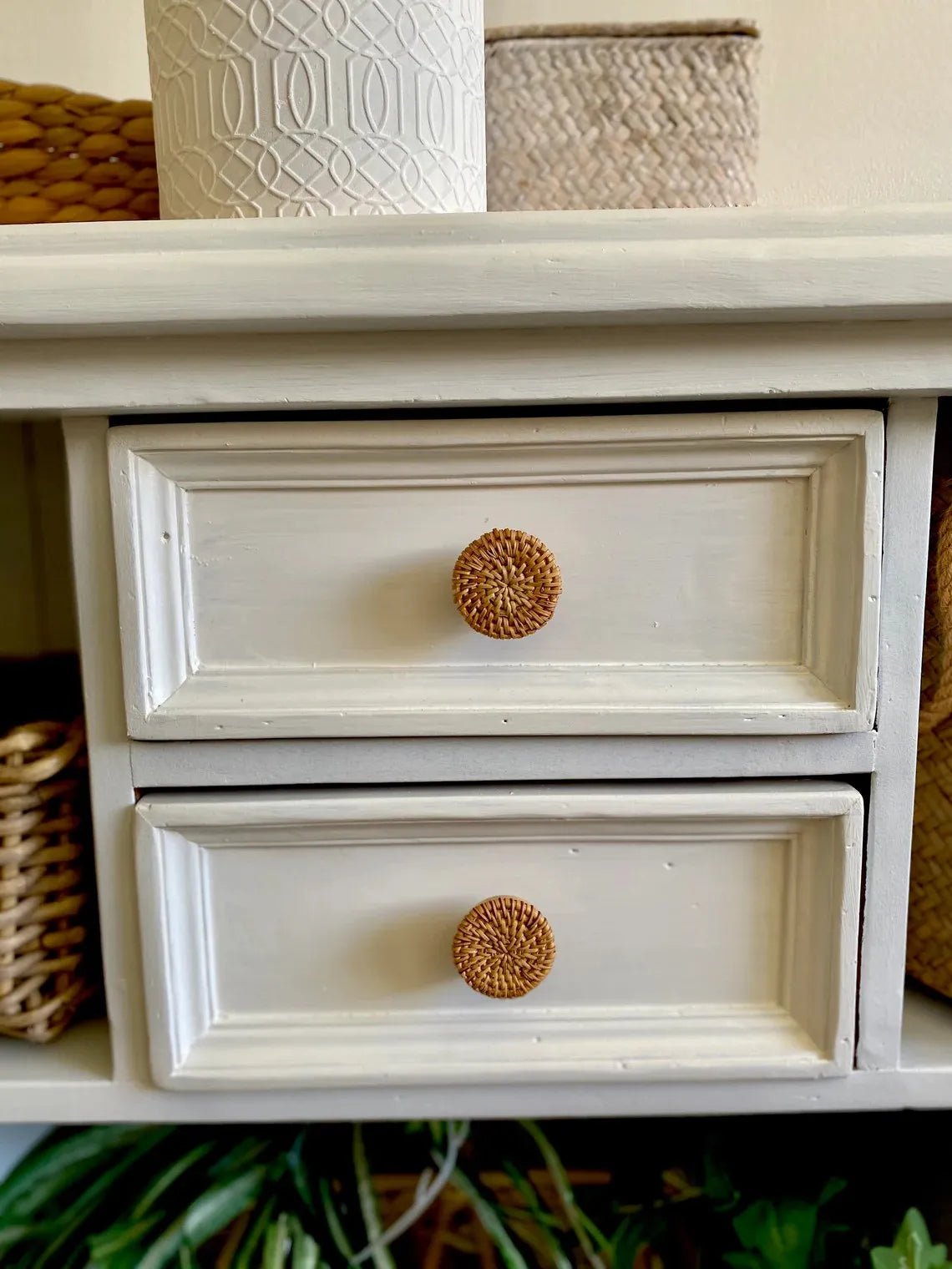 Mantara Wickerly Knob W-0043 is a modern beech wood knob, ideal for kitchen drawers, dresser drawers.