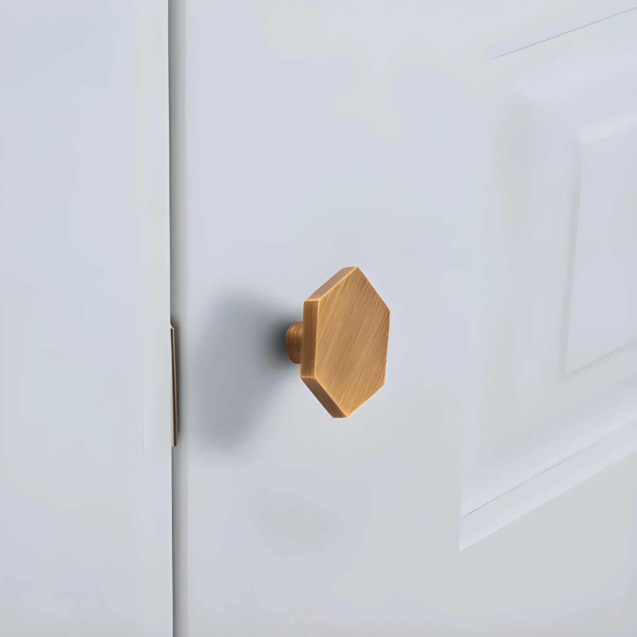 The Mantara B-0131 Zaraya Knob is a modern brass knob in gold, black, and bronze, perfect for drawers, cabinets, and wardrobes.