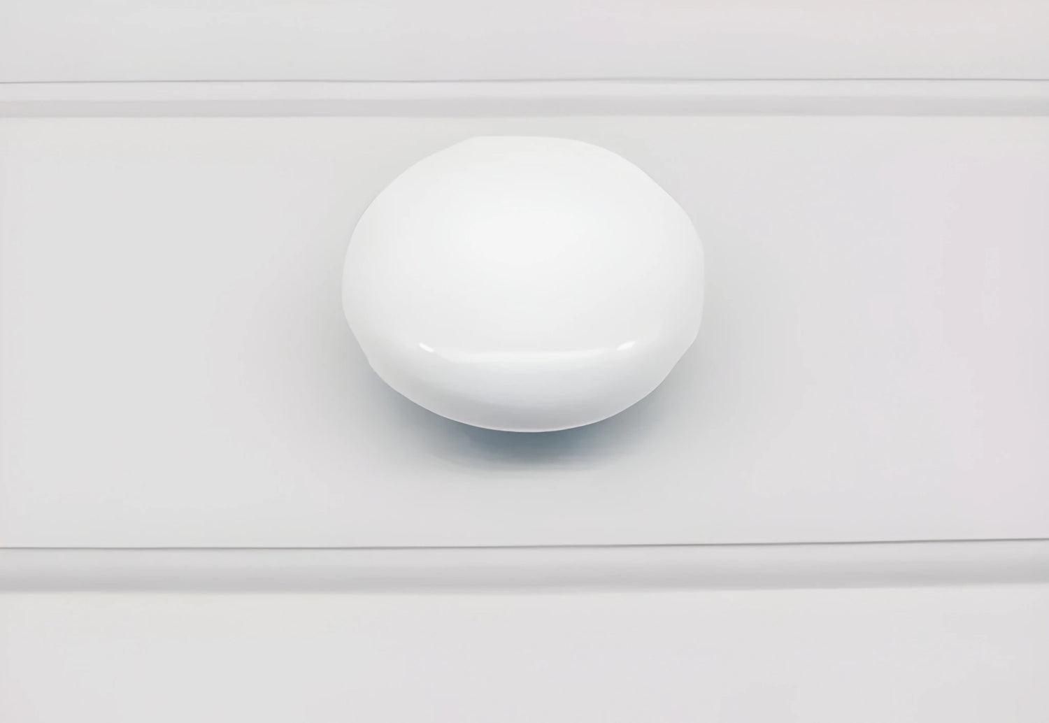 The Mantara CR-0005 Pebble Knob is a modern ceramic knob in white with a polished finish, ideal for wardrobes and drawers.