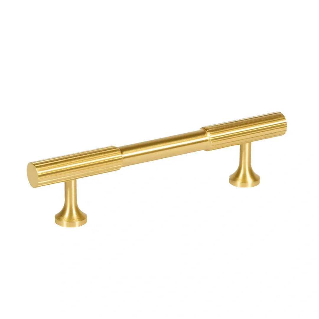 The Mantara B-0051 Oro handle is a modern brass Handle in polished gold and bronze, perfect for doors, drawers, and cabinets.