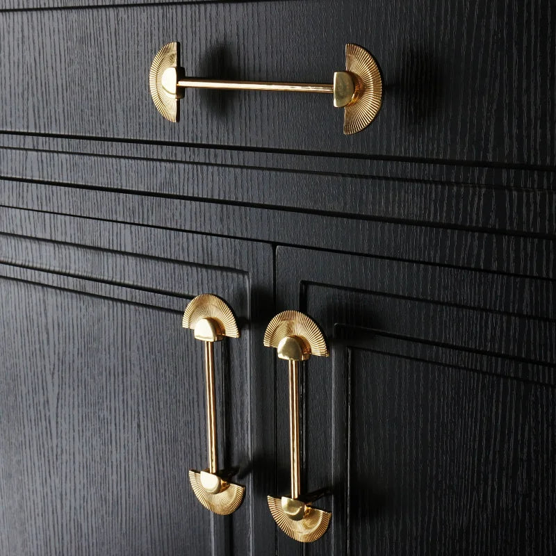 Mantara Palm Knob B-0085 is a modern polished brass knob in gold, perfect for doors, cabinets, and wardrobes.