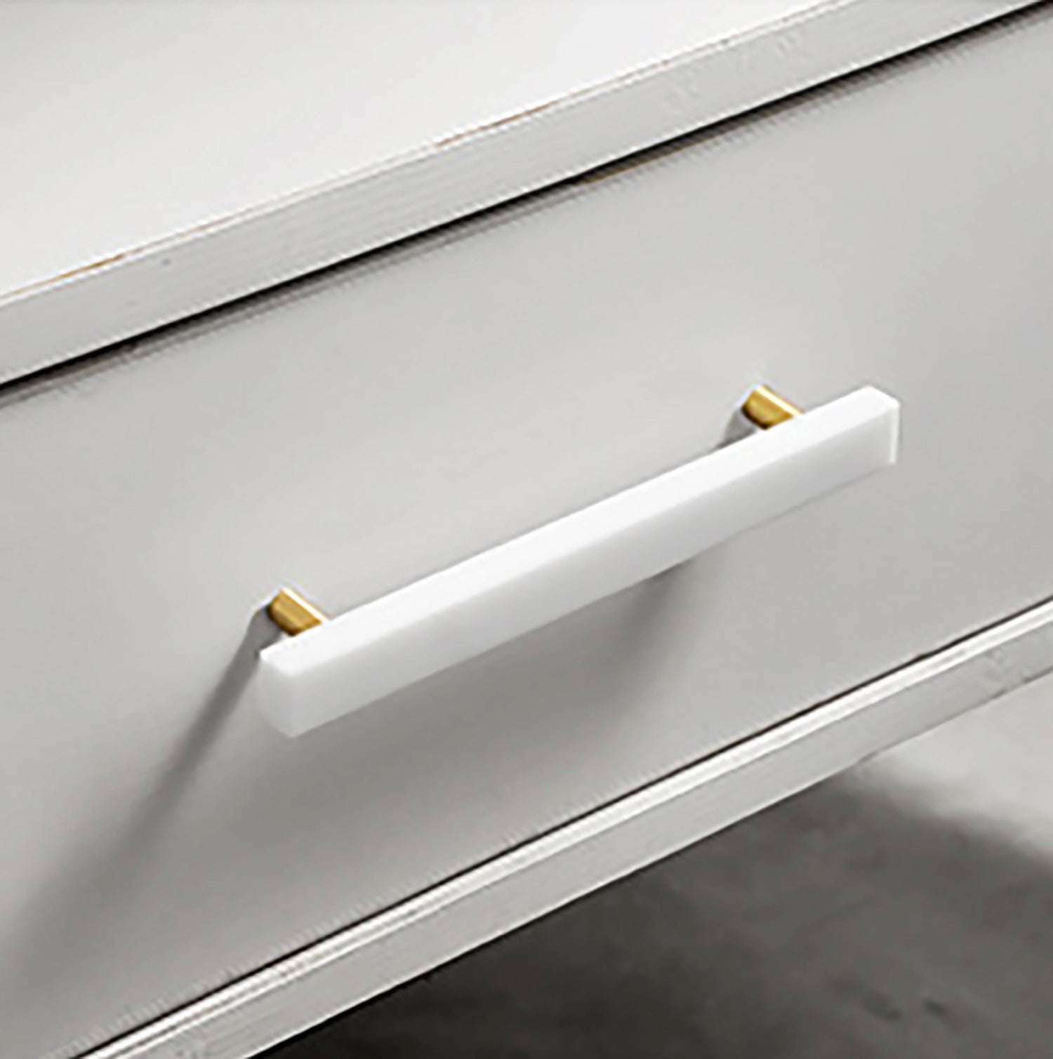 Noir Handle M-0012 in white marble &amp; brass, 130mm, polished handle with brushed stem, for drawers by Mantara