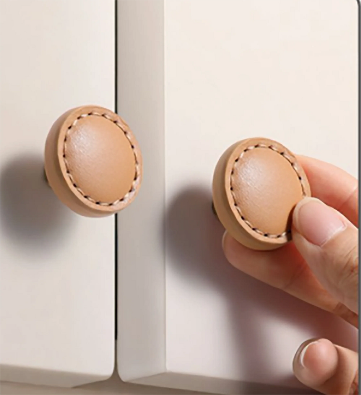 The Mantara L-0008 Sofia Round Knob is a modern leather knob in brown, ideal for cabinets and wardrobes.