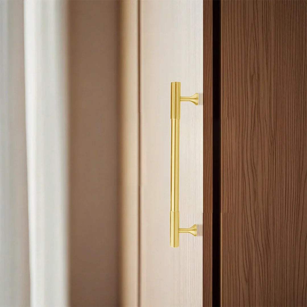 The Mantara B-0051 Oro handle is a modern brass Handle in polished gold and bronze, perfect for doors, drawers, and cabinets.