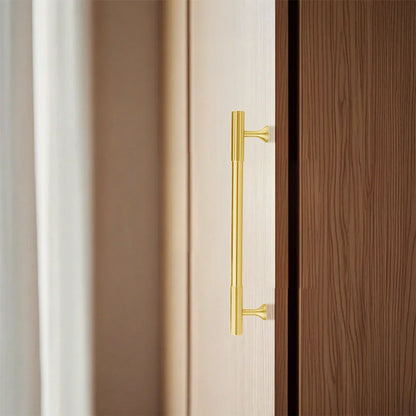 The Mantara B-0051 Oro handle is a modern brass Handle in polished gold and bronze, perfect for doors, drawers, and cabinets.