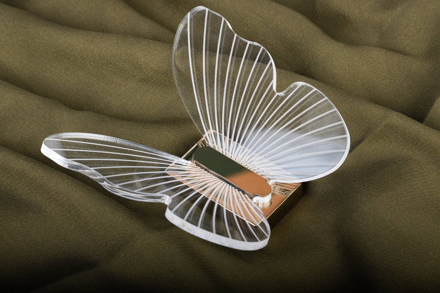 Mantara Papillon Hook Z-0031 is a modern white hook made of zinc alloy and acrylic with a matte finish, ideal for kitchen and dresser drawers.