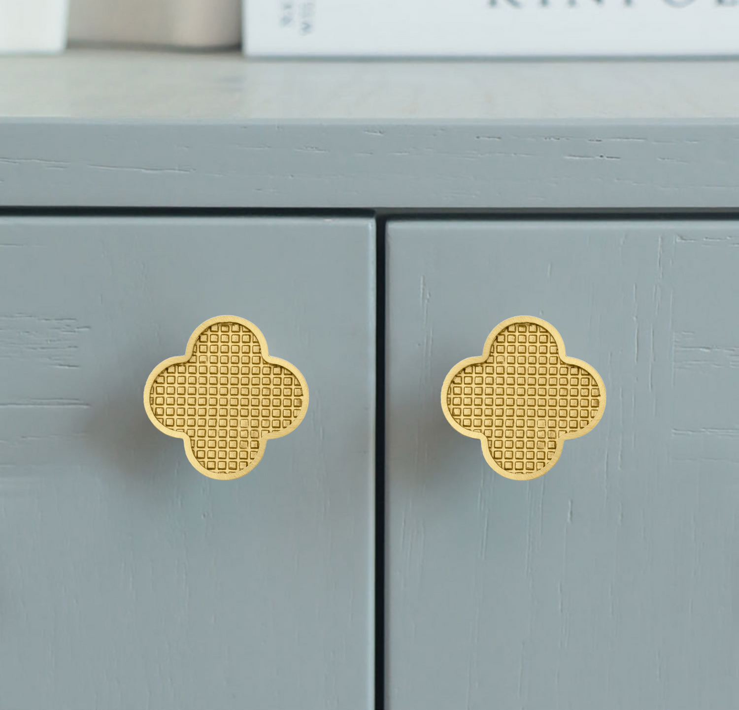 Alhambra knob made of brass and acrylic in Shell White, Dark Green, Yellow Snow, Magic Dark Pink, Magic Shell, Lattice Brass or White finishes, model A-0006 by Mantara, A-0006.