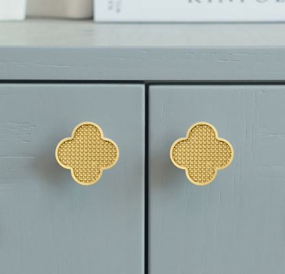 Alhambra knob made of brass and acrylic in Shell White, Dark Green, Yellow Snow, Magic Dark Pink, Magic Shell, Lattice Brass or White finishes, model A-0006 by Mantara, A-0006.