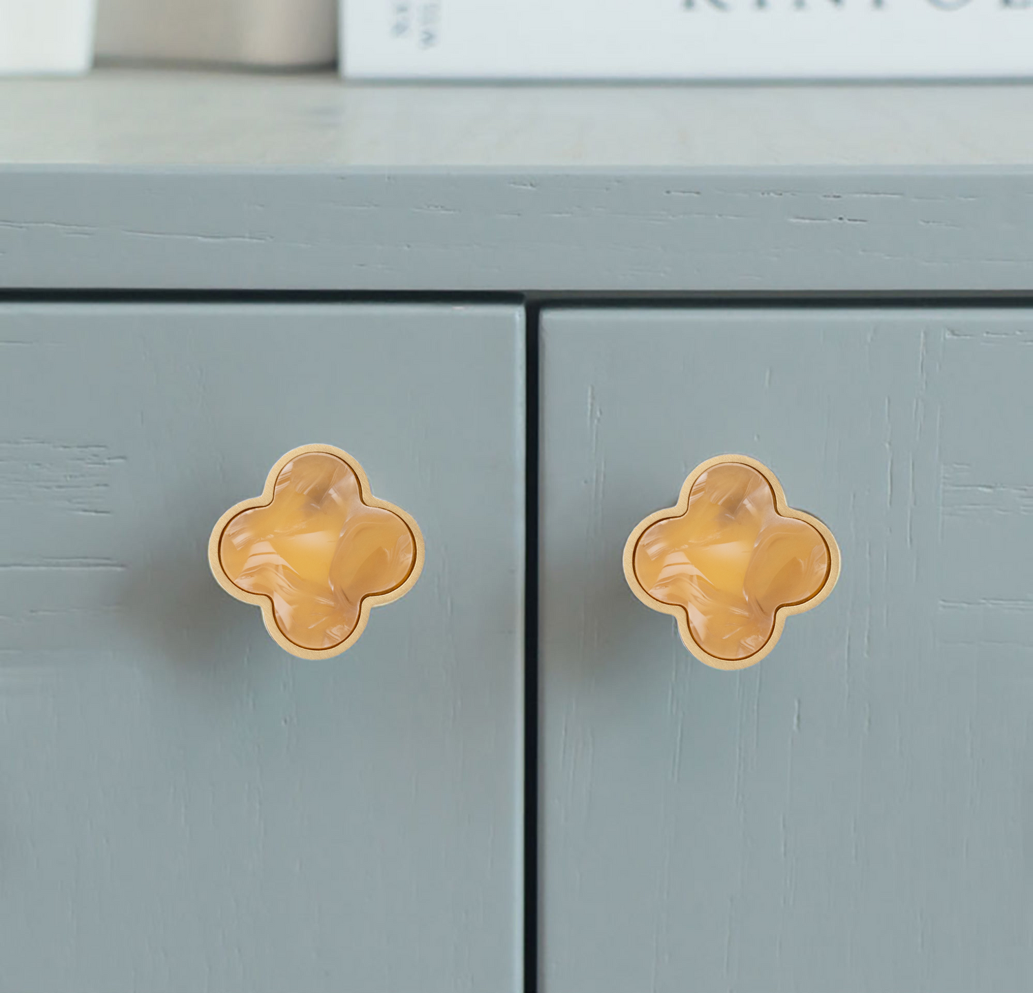Alhambra knob made of brass and acrylic in Shell White, Dark Green, Yellow Snow, Magic Dark Pink, Magic Shell, Lattice Brass or White finishes, model A-0006 by Mantara, A-0006.