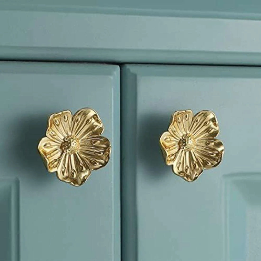 The Mantara B-0018 Flora Knob is a modern polished brass knob in gold, perfect for furniture, drawers, cabinets, and kitchens.