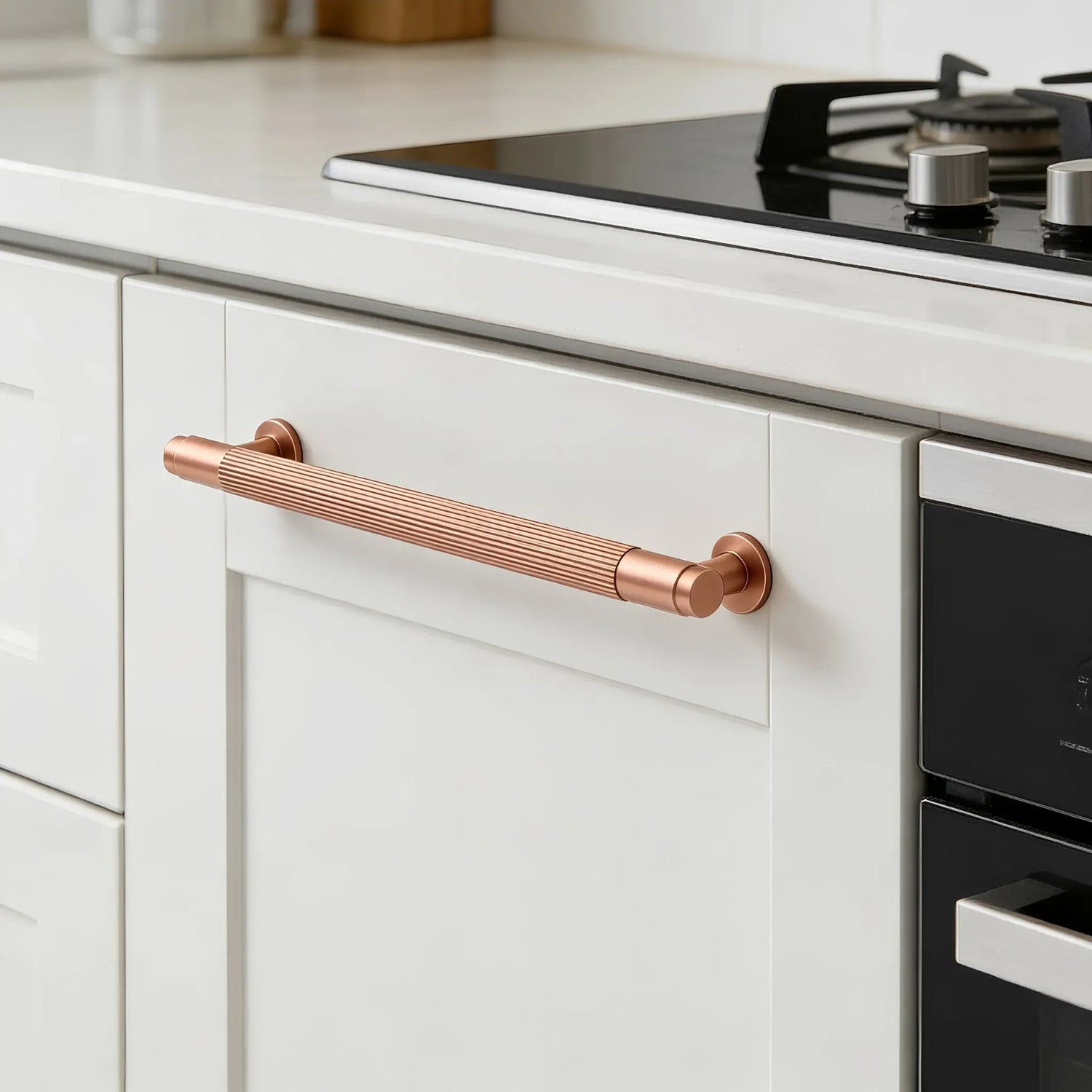 The Mantara AL-0002 Sleek Bar Handle is a modern aluminium alloy handle in rose gold, ideal for cabinets and wardrobes.