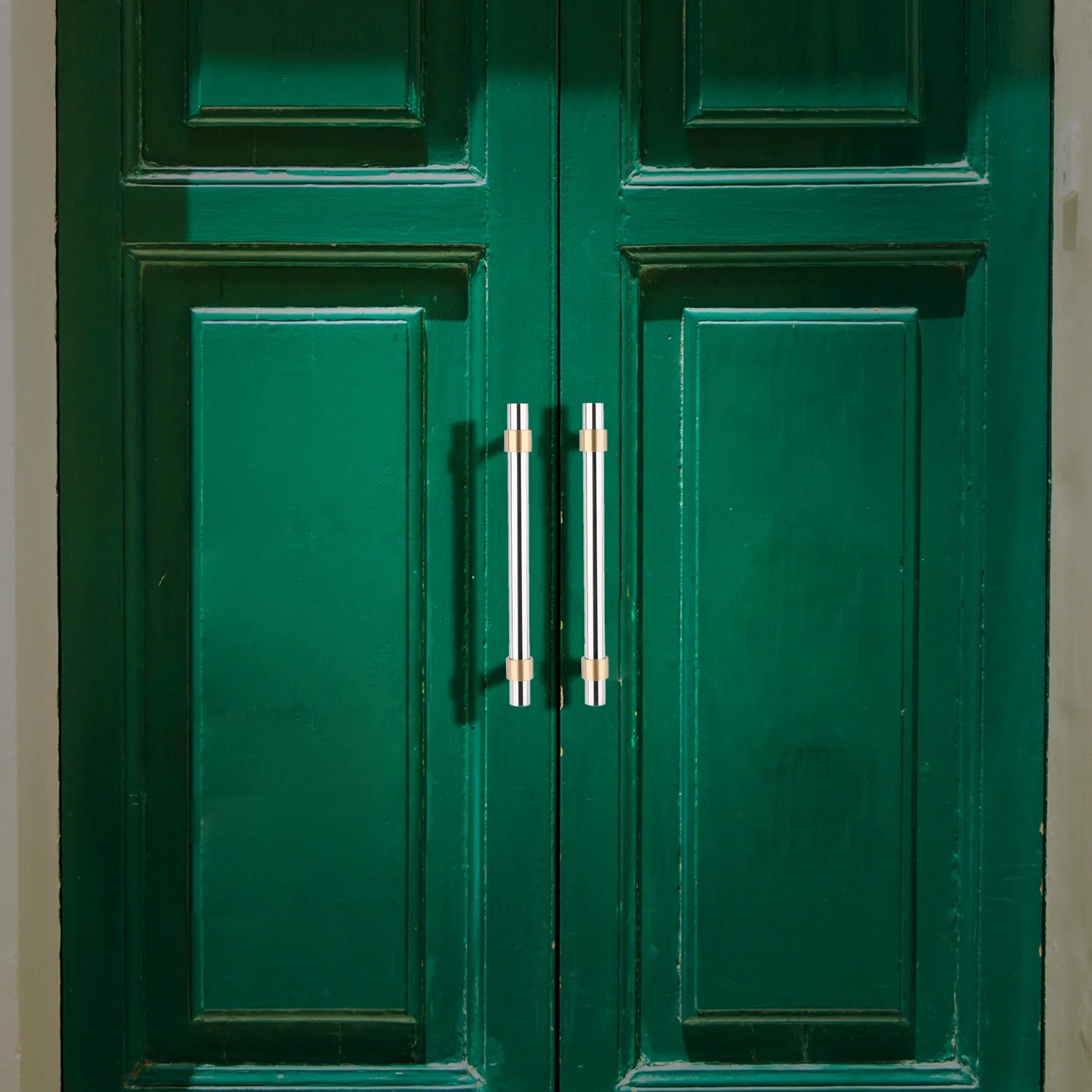Mantara Mirabella Handle B-0056 is a modern brushed silver handle, ideal for cabinets, wardrobes, and kitchens.