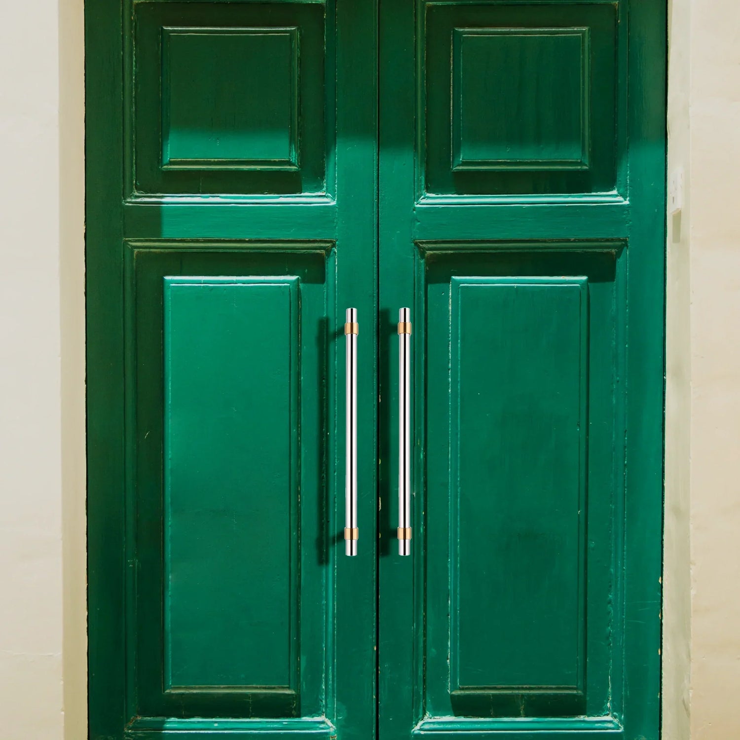 Mantara Mirabella Handle B-0056 is a modern brushed silver handle, ideal for cabinets, wardrobes, and kitchens.