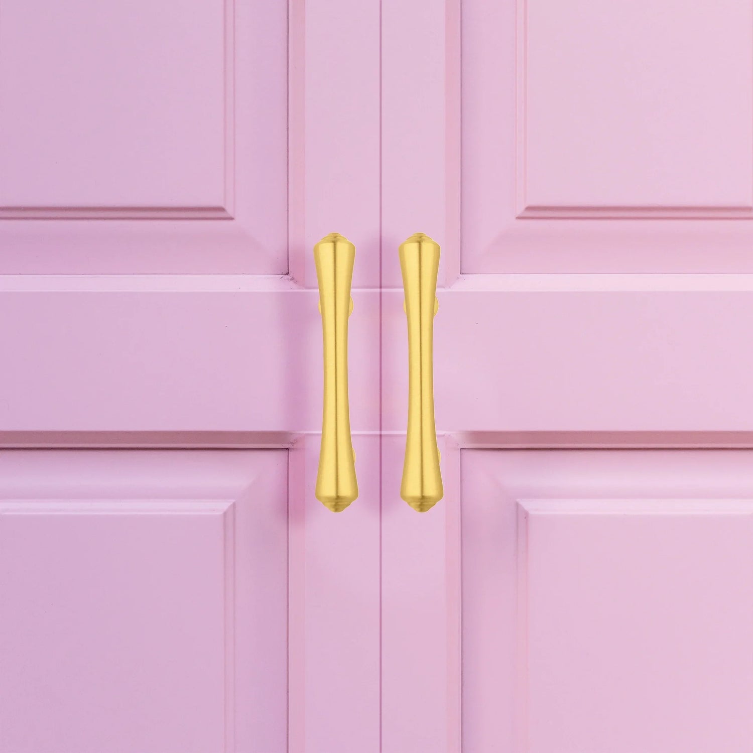 Mantara Raphael Handle B-0068 is a modern brushed brass handle in gold, ideal for kitchens, drawers, and wardrobes.