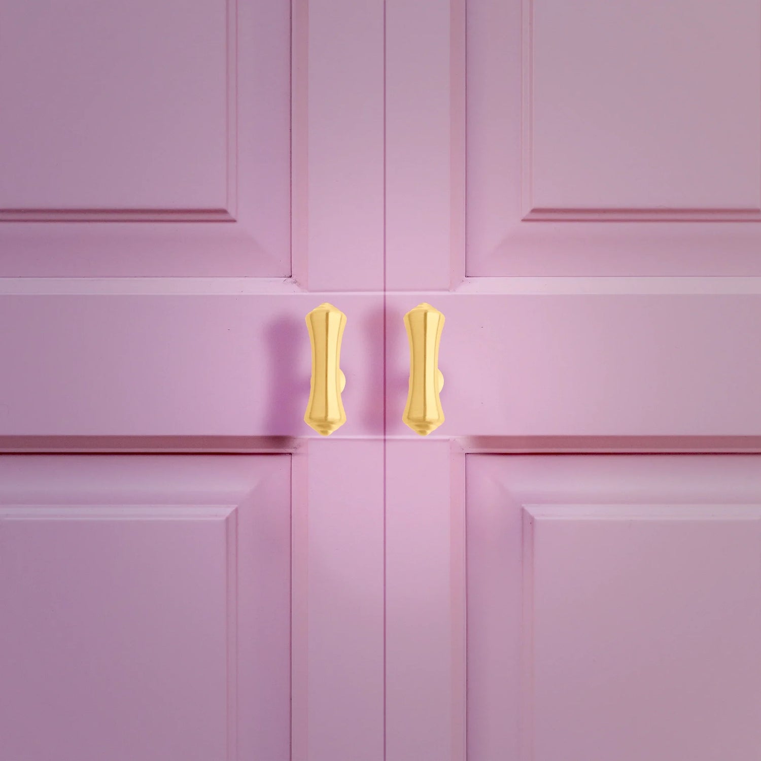 Mantara Raphael Handle B-0068 is a modern brushed brass handle in gold, ideal for kitchens, drawers, and wardrobes.