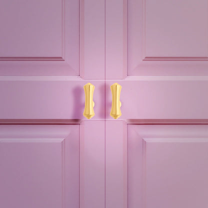 Mantara Raphael Handle B-0068 is a modern brushed brass handle in gold, ideal for kitchens, drawers, and wardrobes.