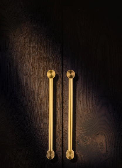 The Aurelia Handle by Mantara B-0108 is a brushed brass handle in gold, ideal for wardrobes, cabinets, and drawers.