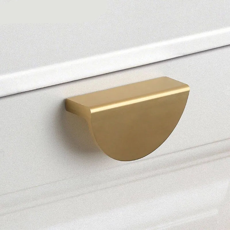 The Eliza Handle by Mantara B-0114 is a modern brushed brass handle in gold, ideal for drawers and cabinets.