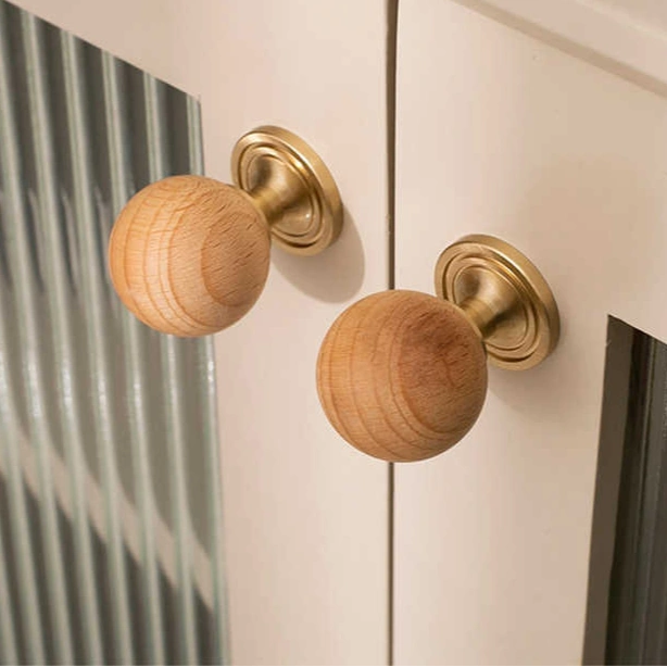 Mantara Globe Knob W-0049 is a modern beech wood knob, ideal for kitchen drawers, dresser drawers.