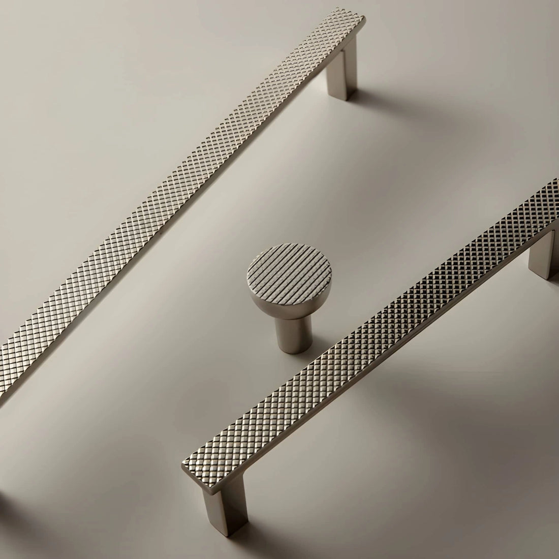 Mantara Luren Knob and Handle Z-0042 polished zinc handle in chrome finish for kitchen and dresser drawers.