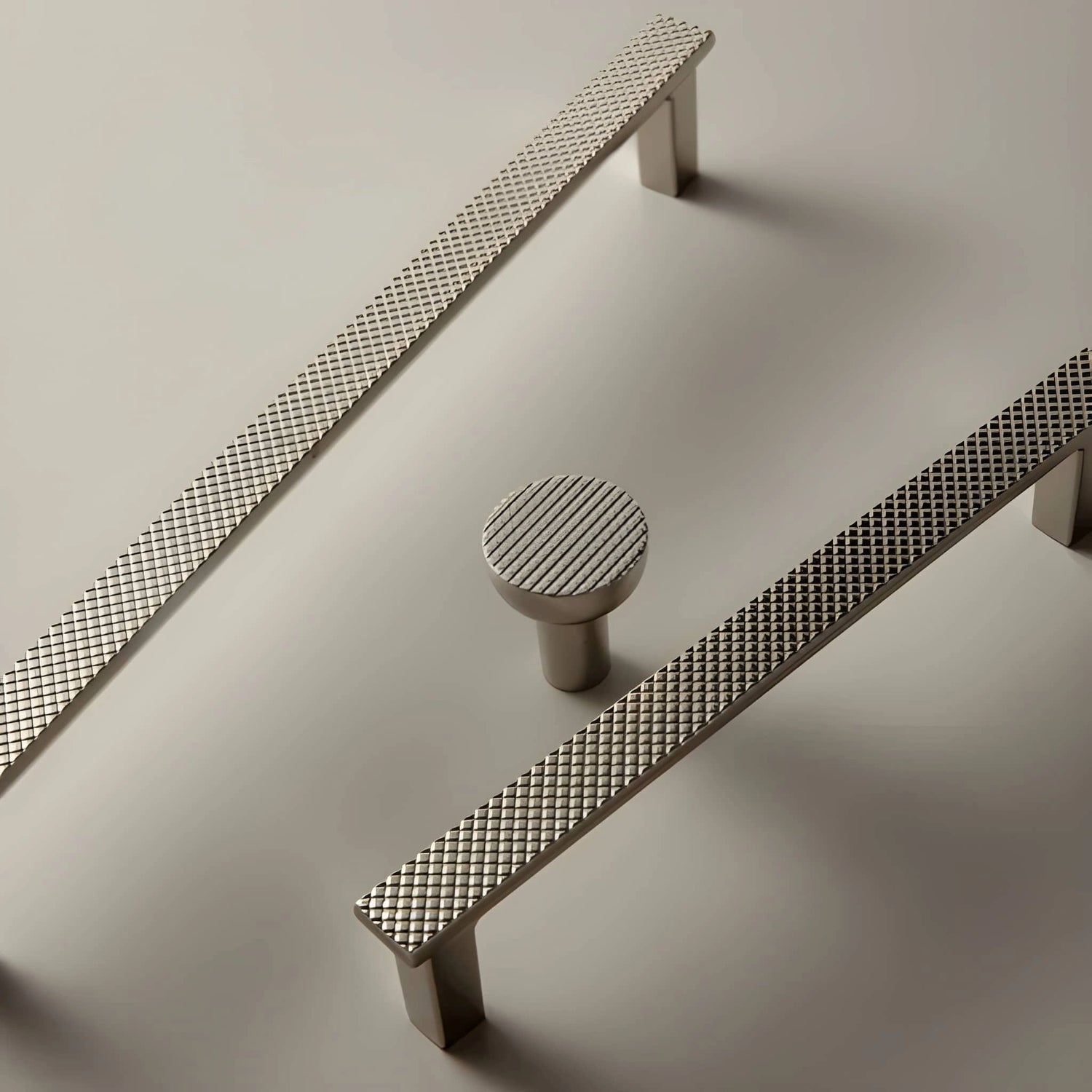 Mantara Luren Knob and Handle Z-0042 polished zinc handle in chrome finish for kitchen and dresser drawers.