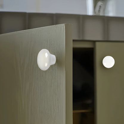 The Mantara CR-0005 Pebble Knob is a modern ceramic knob in white with a polished finish, ideal for wardrobes and drawers.